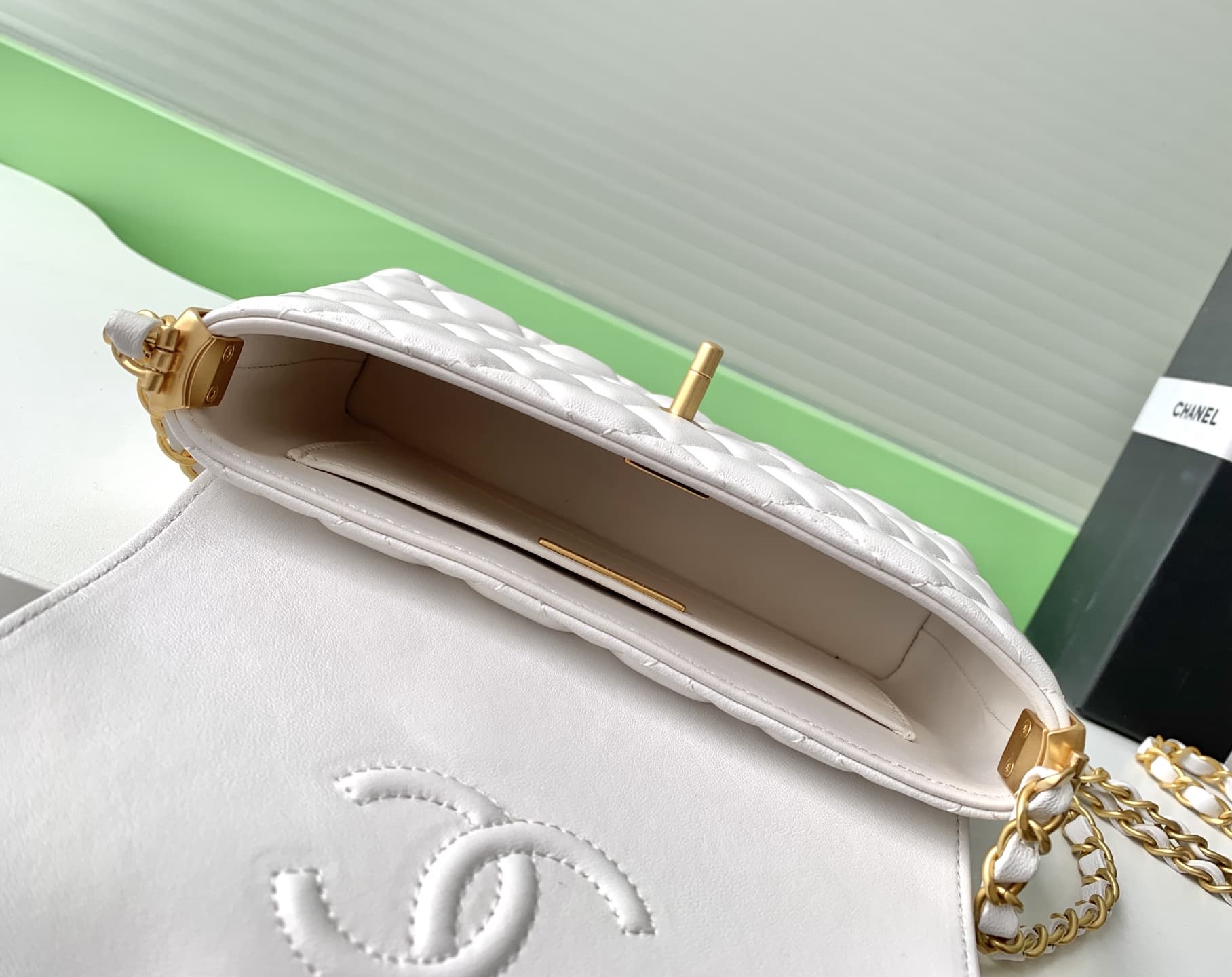 SMALL FLAP BAG WITH TOP HANDLE Lambskin Gold-Metal AS5355 White A