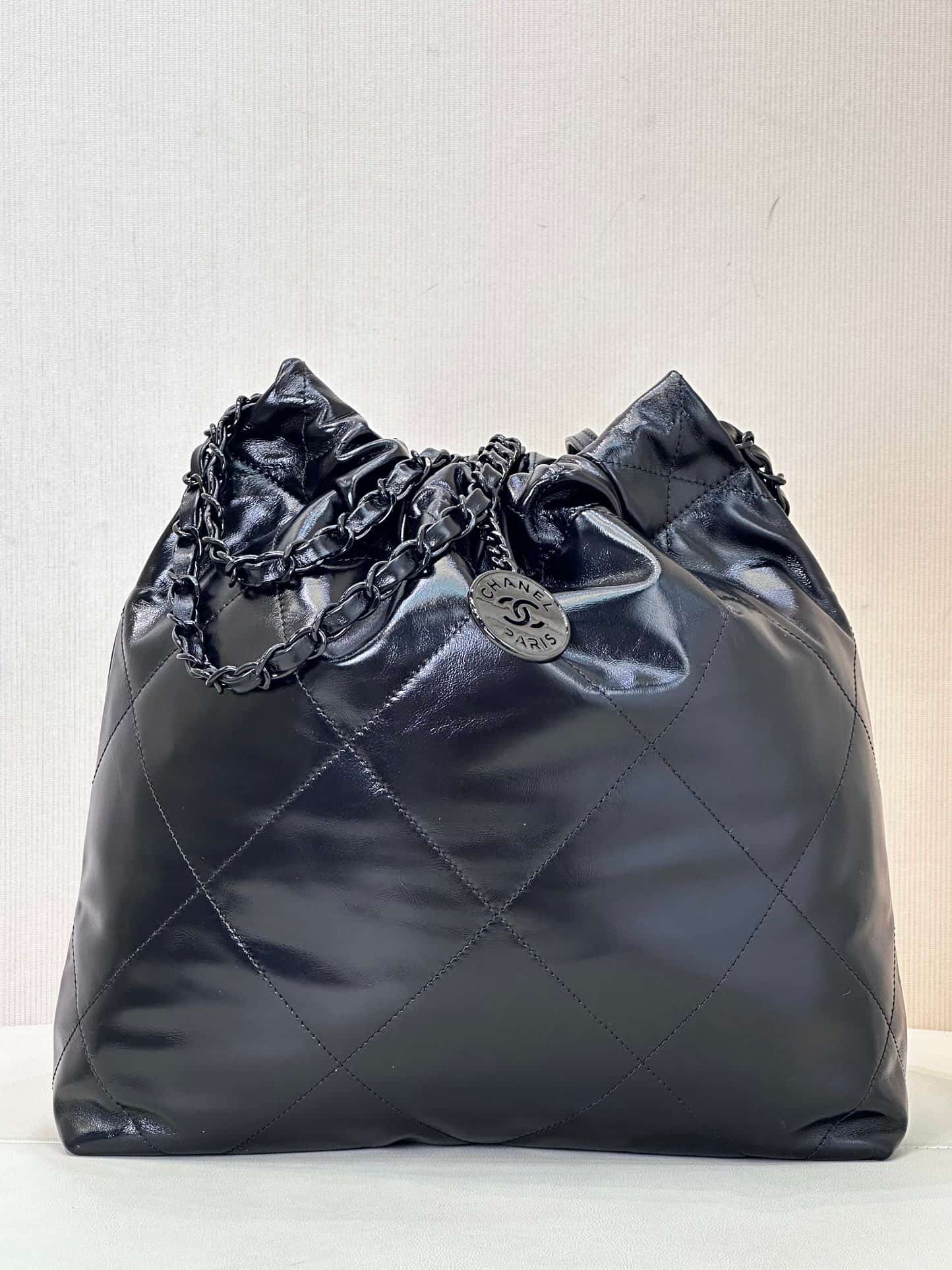 Chanel 22 Small handbag Shiny calfskin & Black-tone metal AS3260 Black TOP