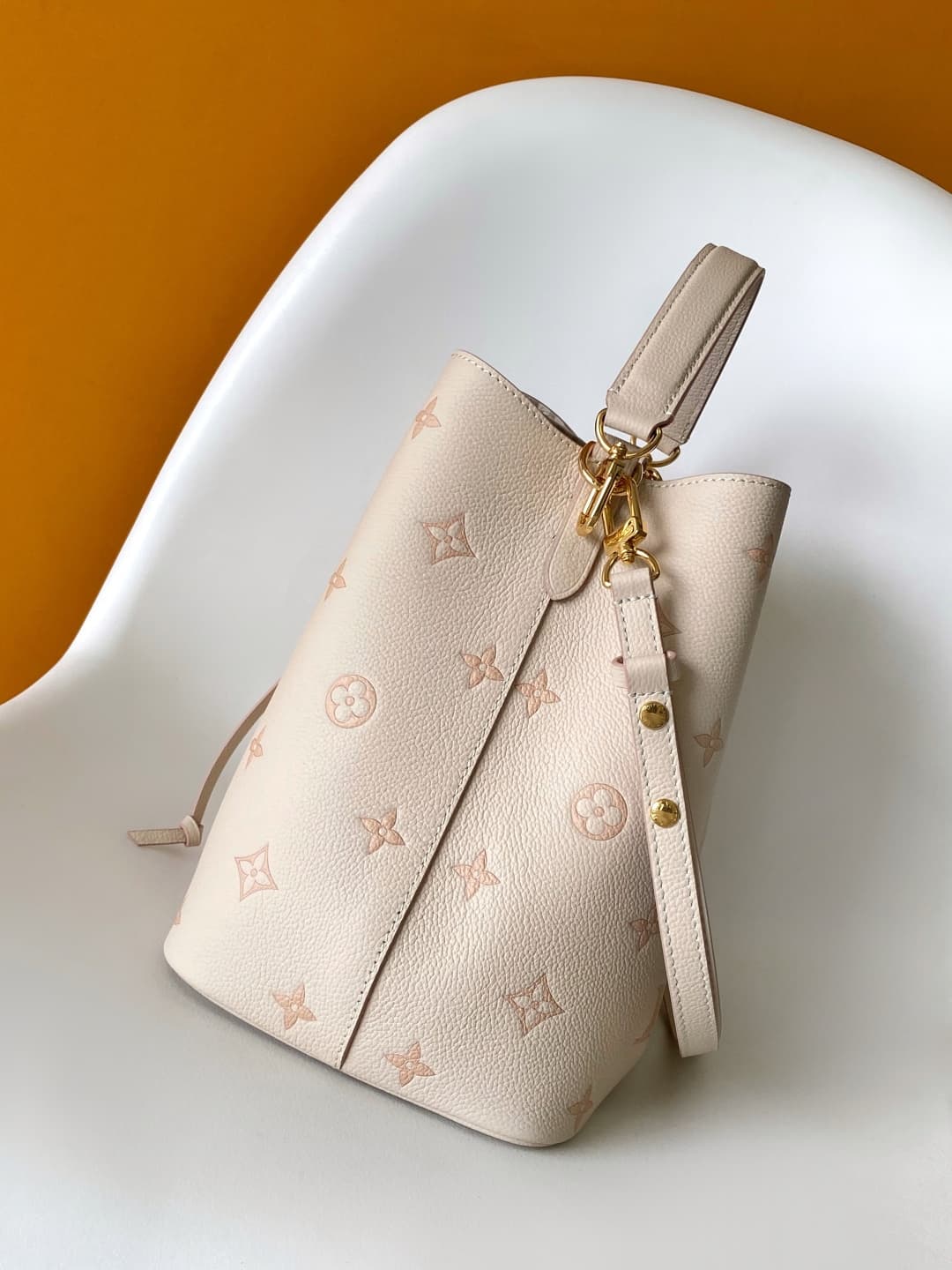 Louis Vuitton NéoNoé MM Eden Debossed grained cowhide leather M14401 High