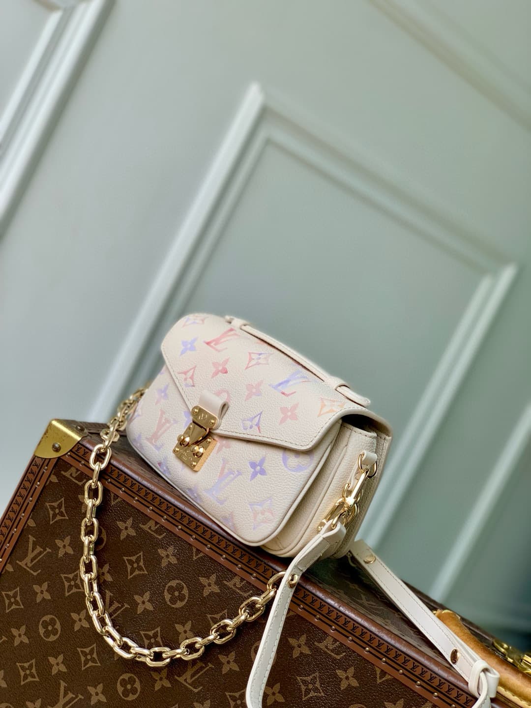 Louis Vuitton Pochette Métis East West Embossed grained cowhide leather M25682 Dream Cream High