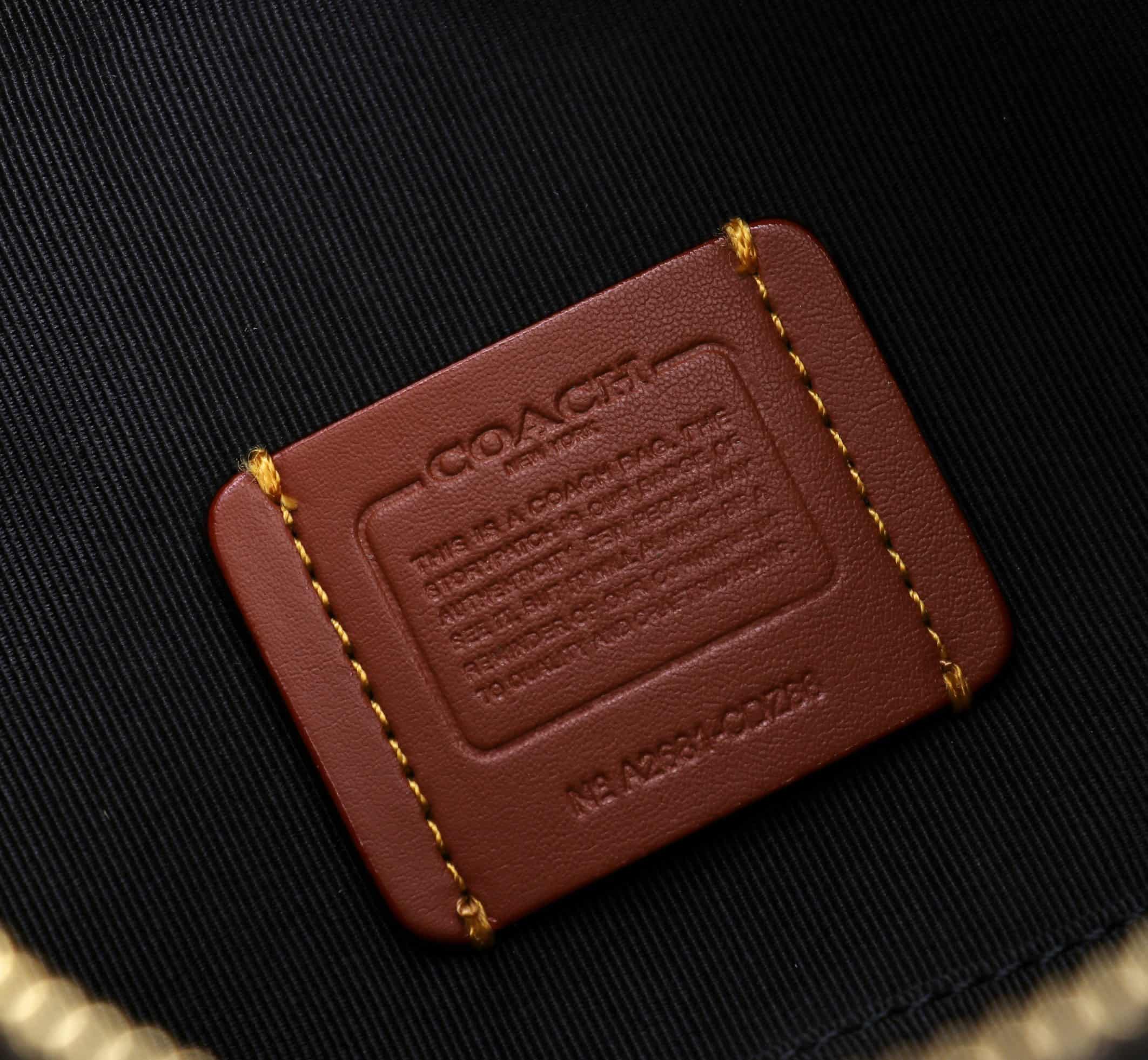 Coach Caitlin Shoulder Bag With Quilting Glazed leather/Gold/Black High