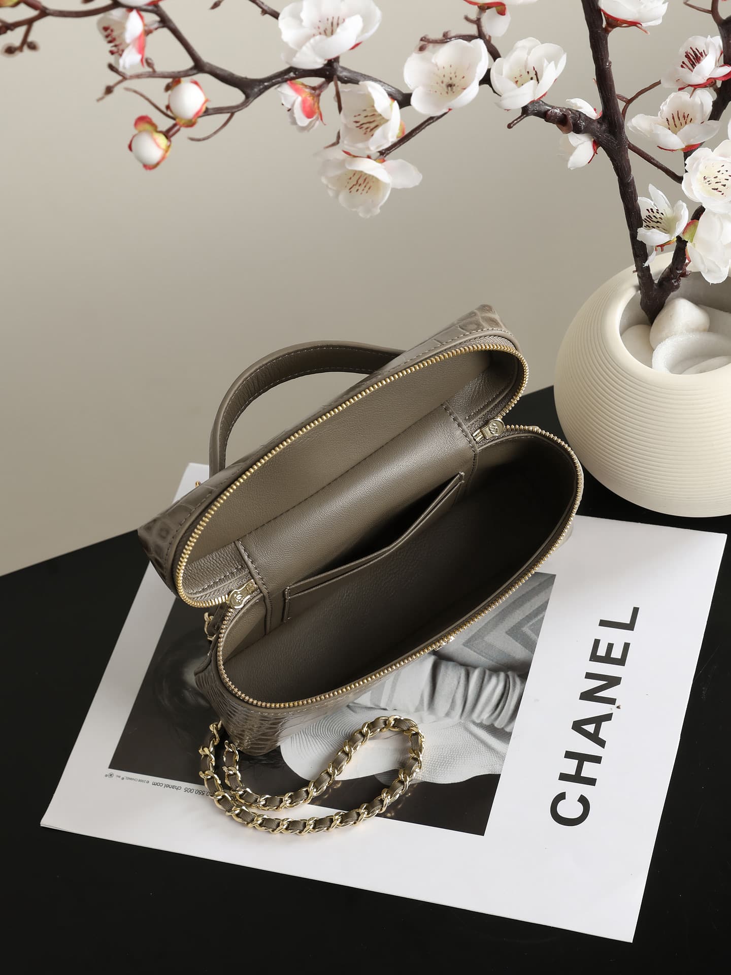 Chanel Vanity with Chain Crocodile-embossed leather& Gold-Tone Metal Dark khaki AP5195 A