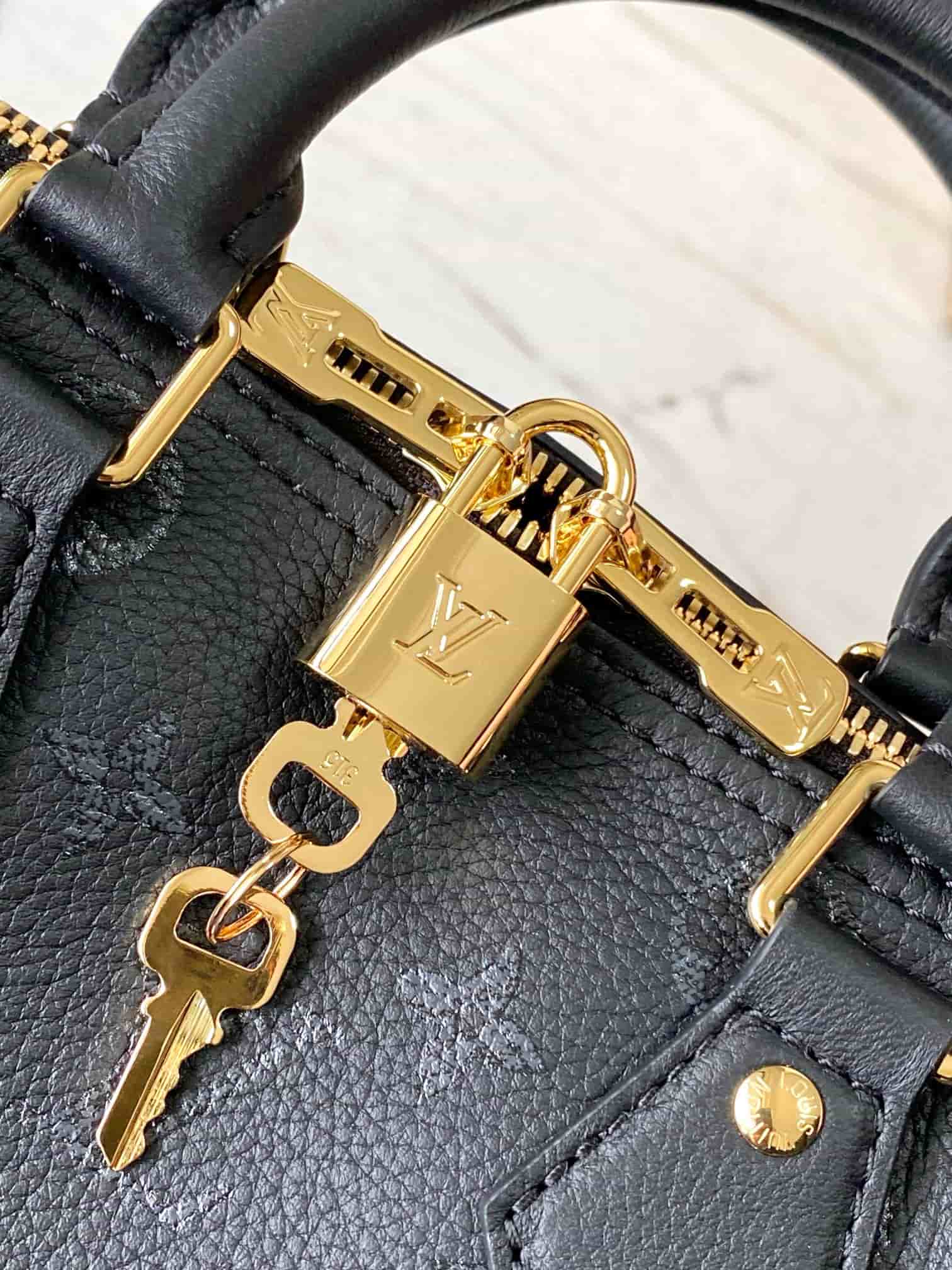 Louis Vuitton Speedy Bandoulière 25 Black Calf leather M26486 TOP