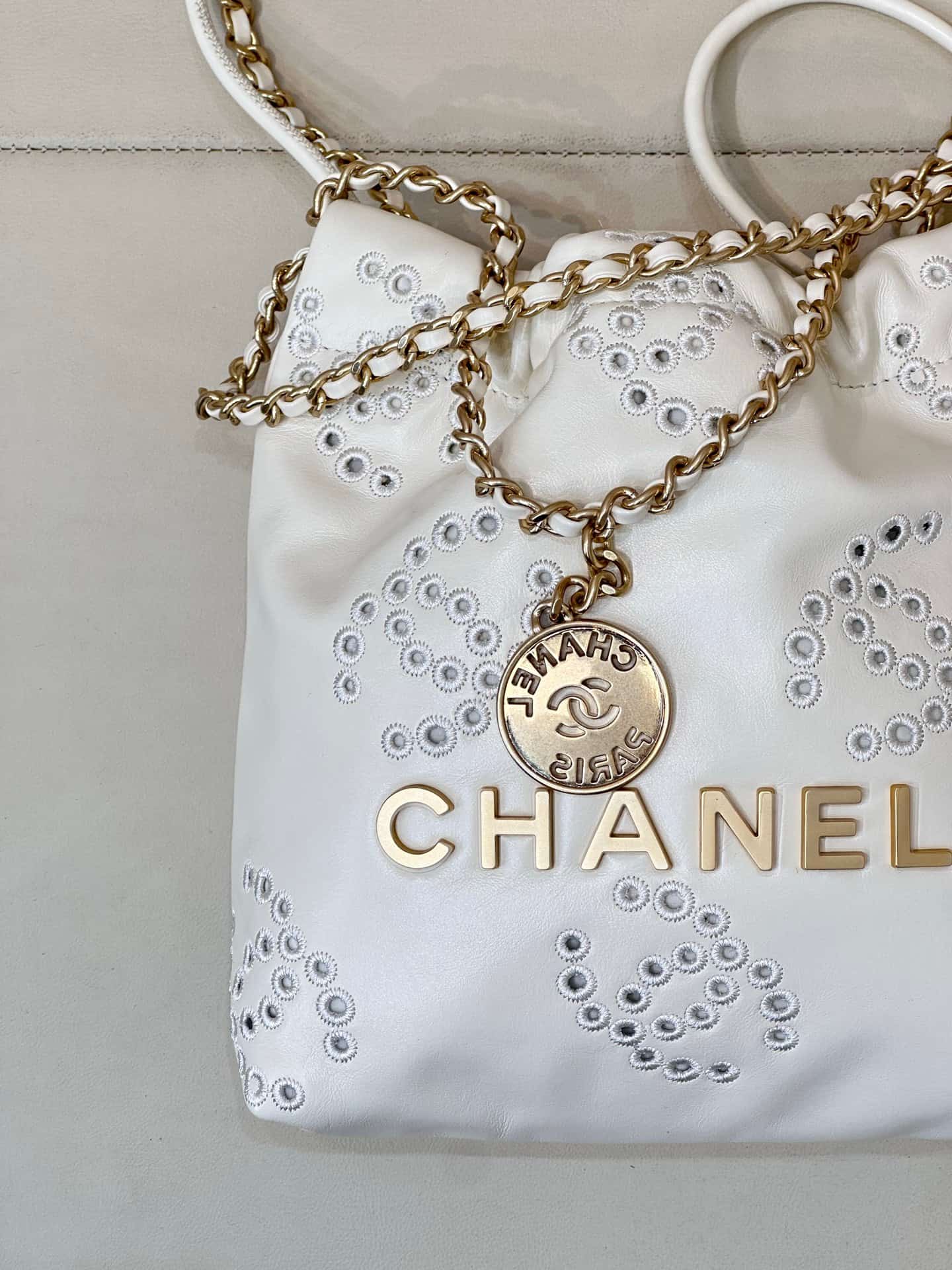 Chanel 22 MINI HANDBAG Shiny Calfskin White & Gold-Tone Metal AS3980 TOP