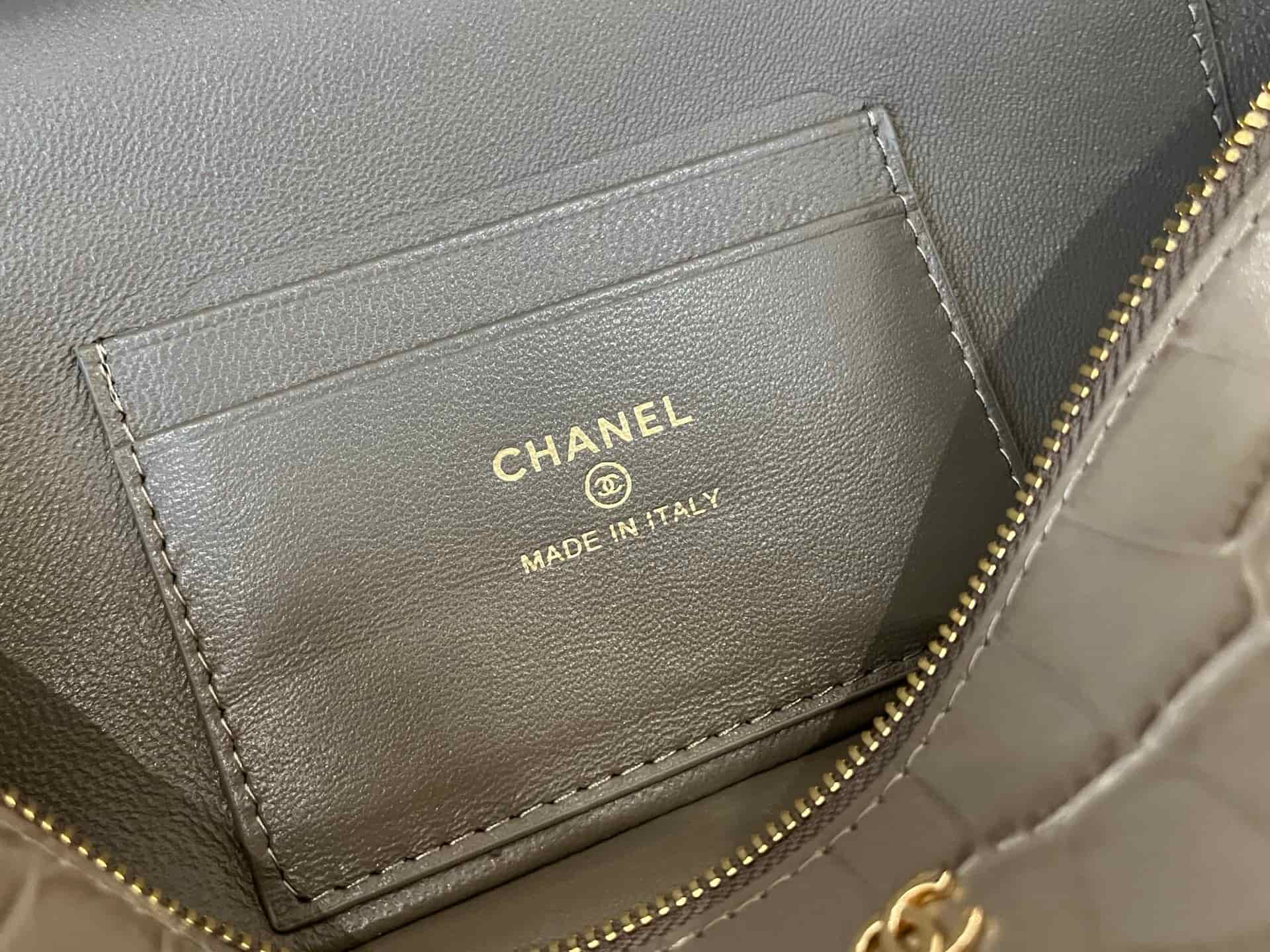 Chanel Vanity with Chain Crocodile-embossed leather& Gold-Tone Metal Dark Khaki AP5438 A