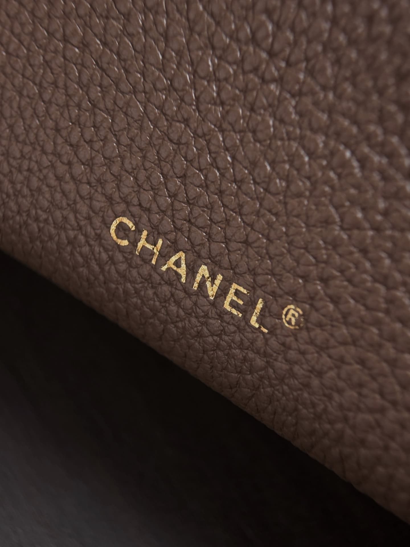 Chanel Small Vanity with chain Grained Calfskin & Gold-Tone Metal Dark Brown AS5346 A
