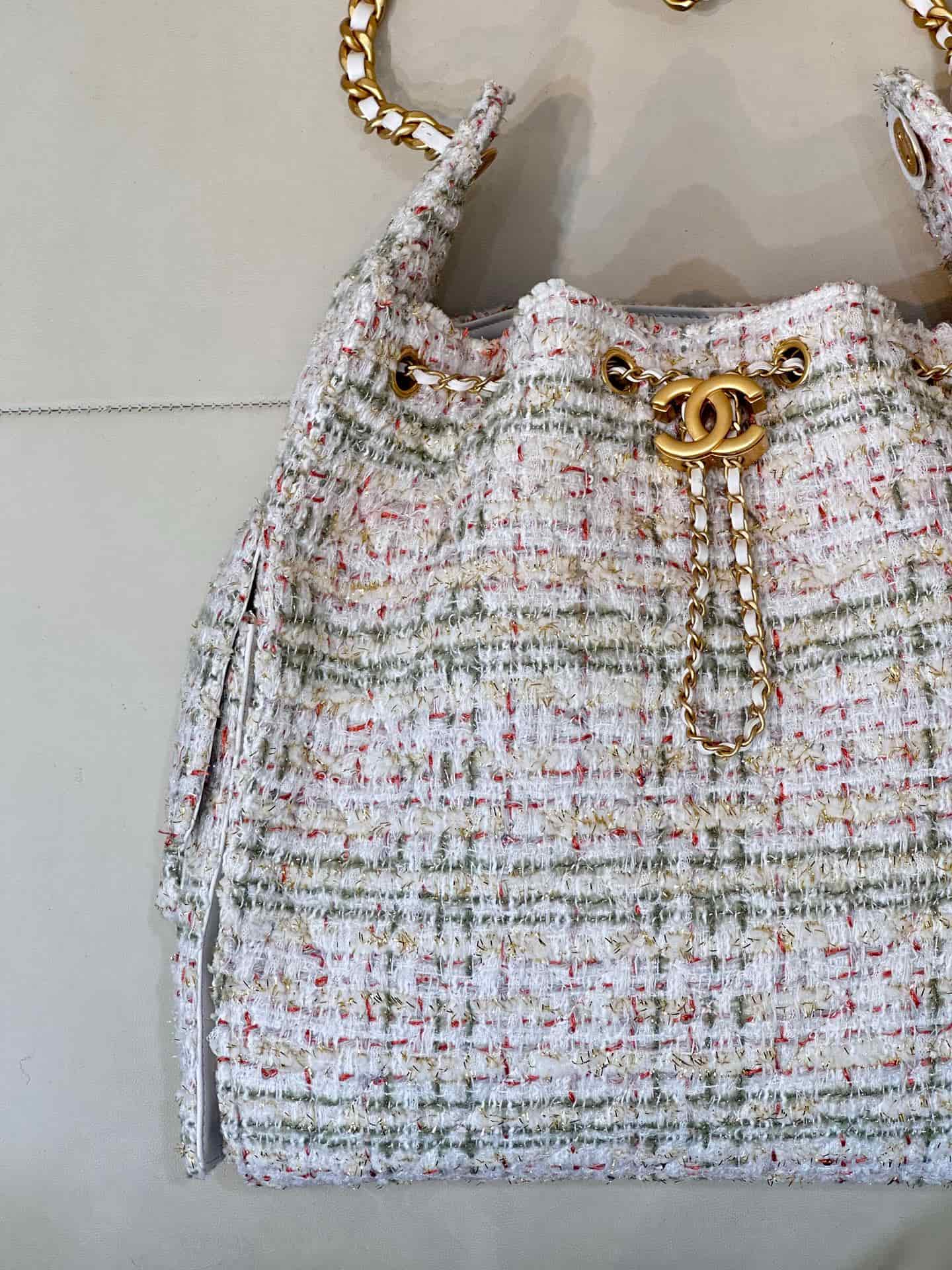 Chanel 25 Medium Hobo handbag AS5311 Wool Tweed & Gold-Tone Metal Ecru Khaki Gold & Red TOP