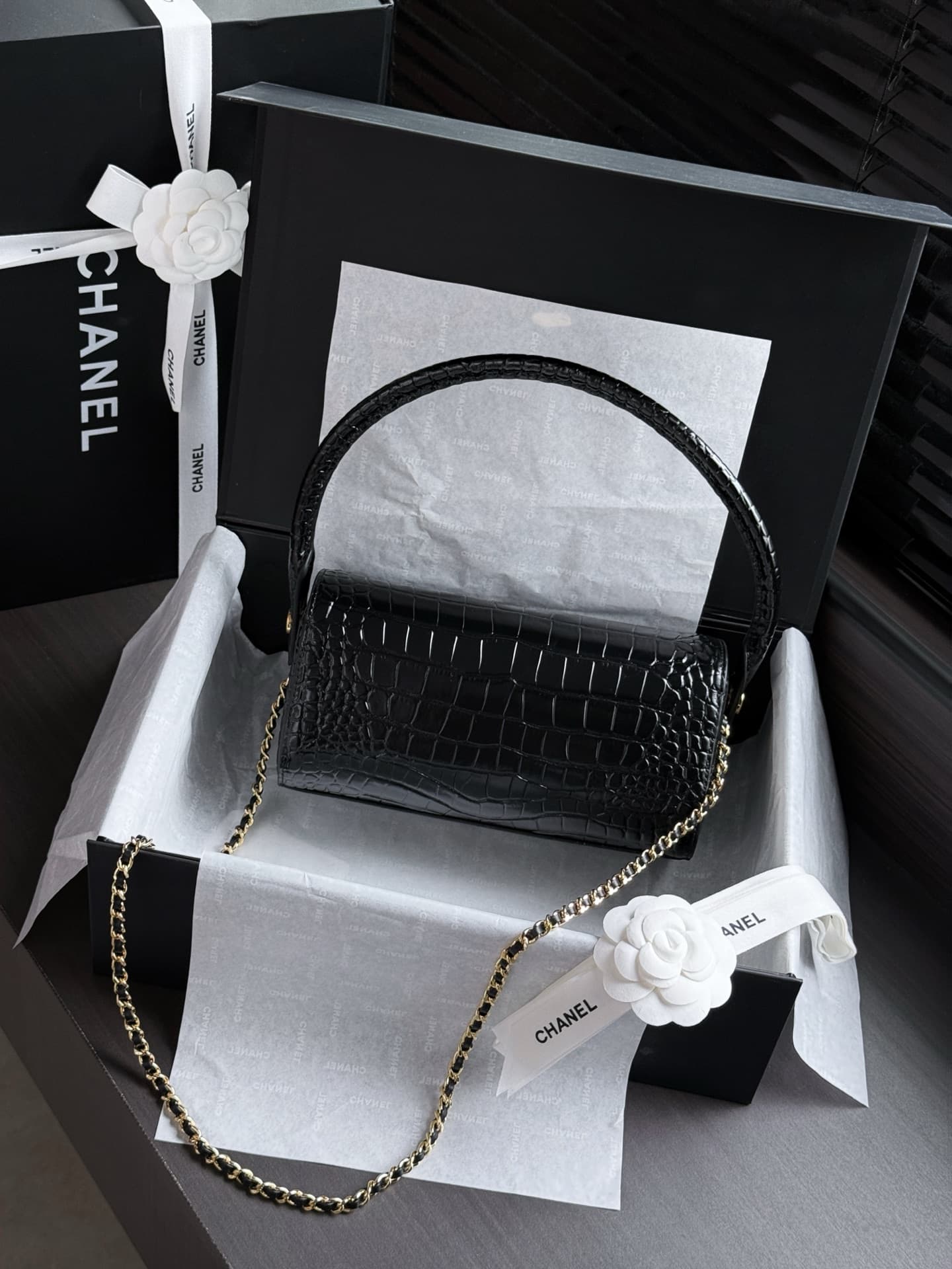 Chanel Clutch with chain Crocodile Embossed Calfskin & Gold-Tone Metal AP5294 Black High