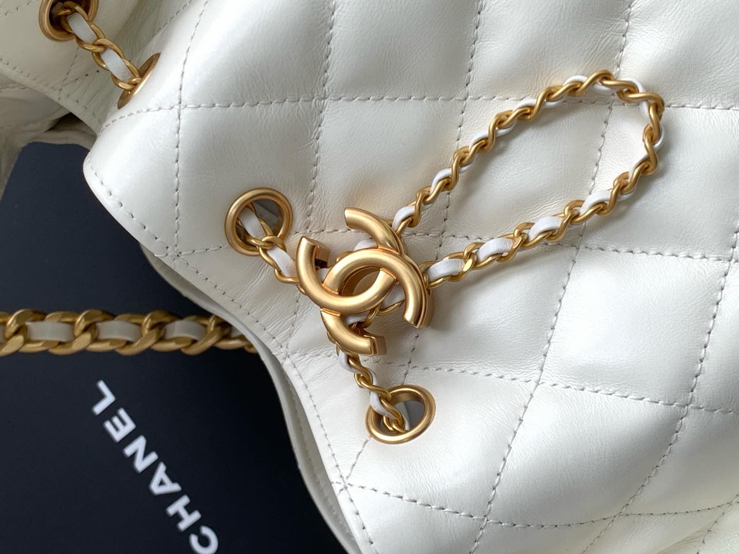 Chanel 25 Small Hobo handbag AS5293 Shiny calfskin & gold-tone metal White A