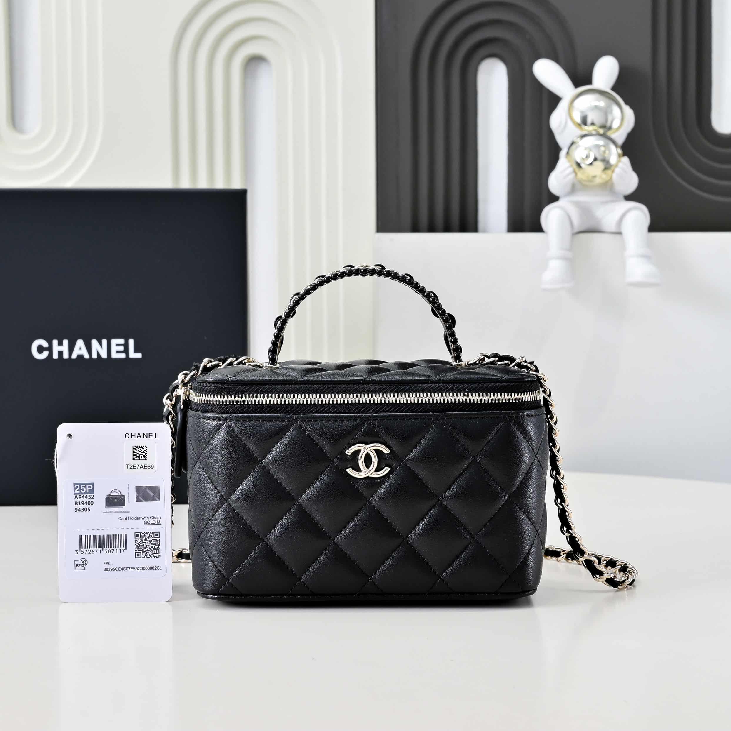 Chanel LONG VANITY WITH CHAIN Lambskin, Imitation Pearls & Gold-Tone Metal AP4452 Black A