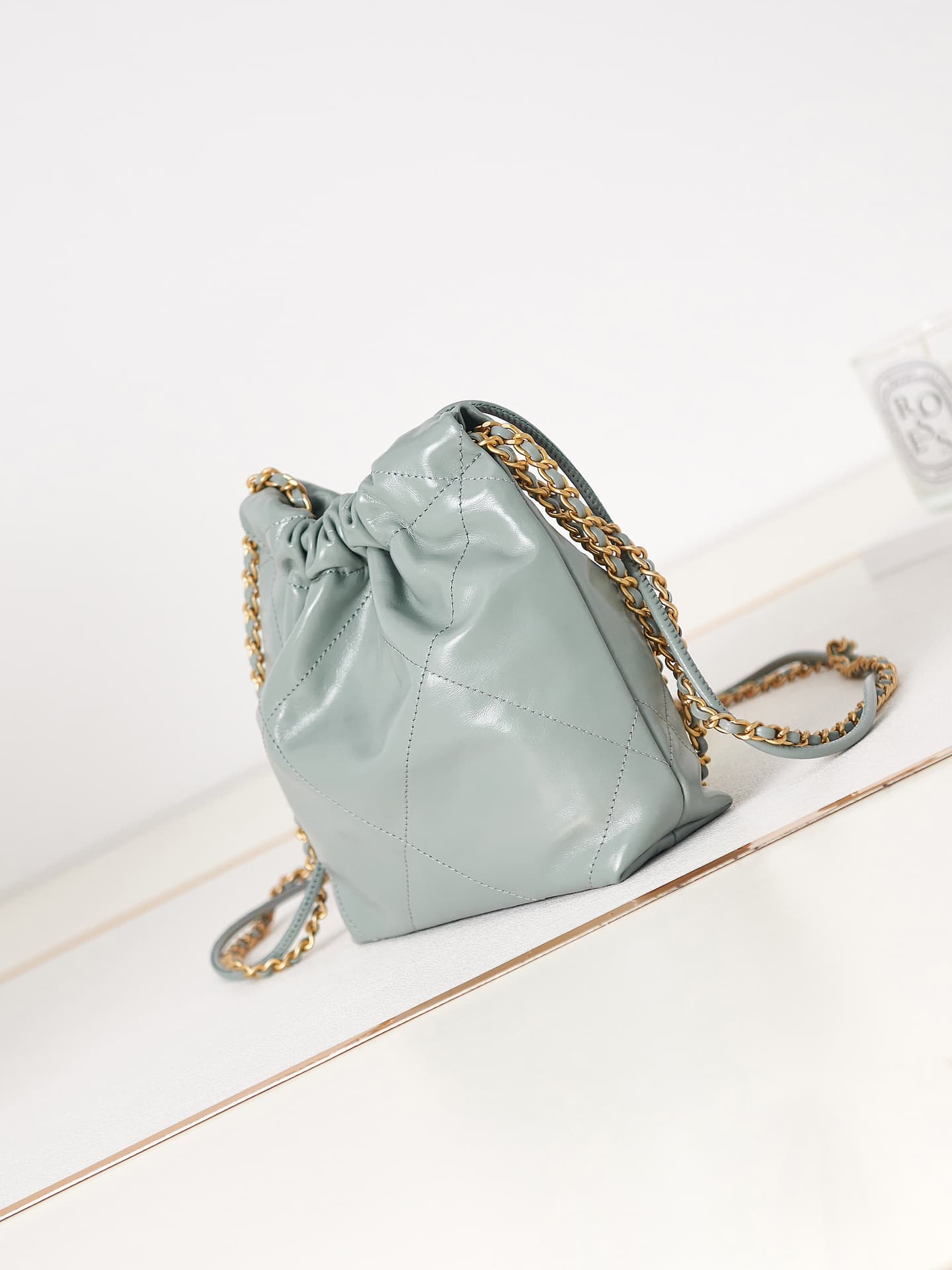 Chanel 22 MINI HANDBAG Shiny Calfskin & Gold-Tone Metal AS3980 A
