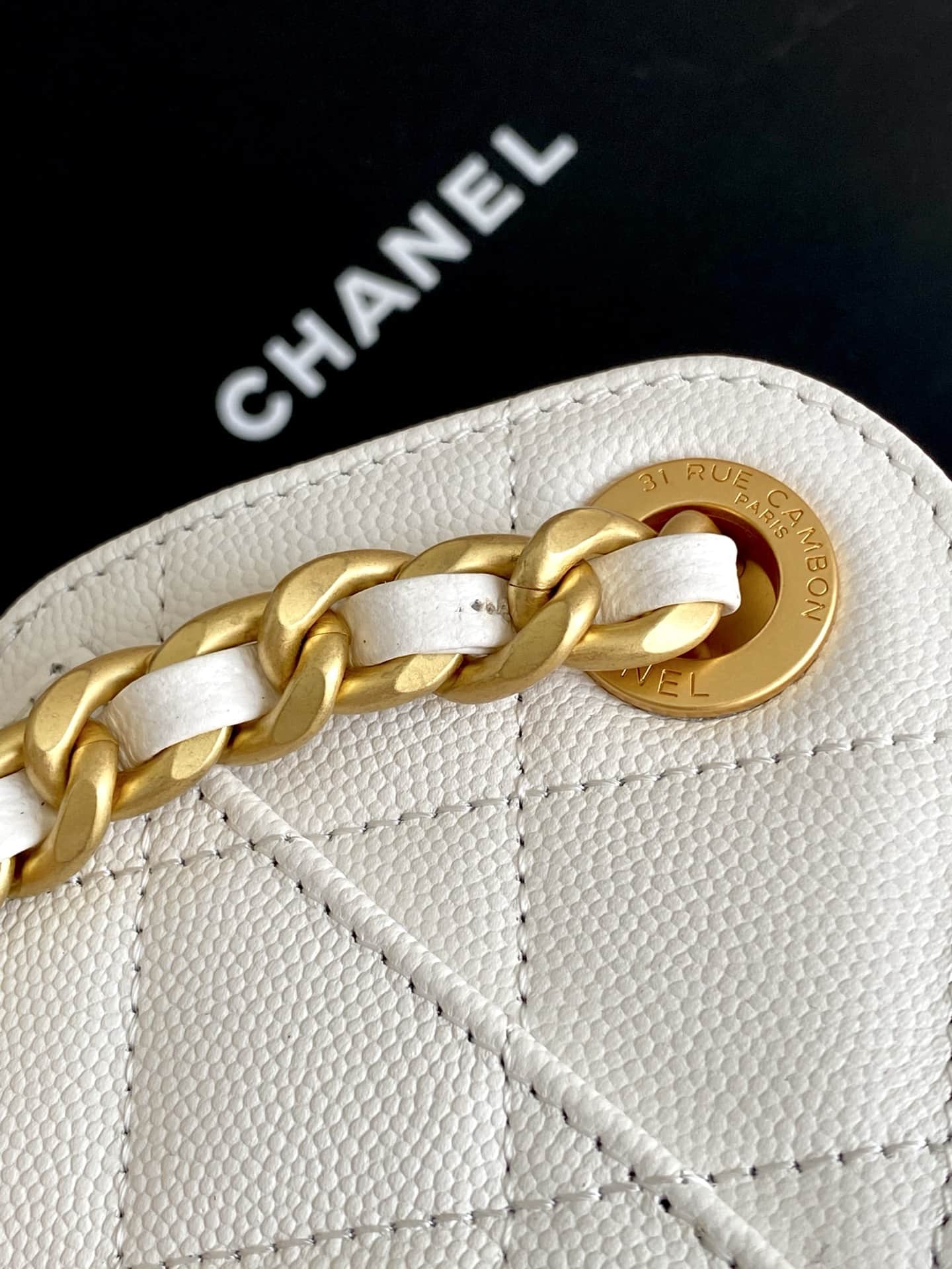 Chanel 25 Mini Hobo handbag AS5631 Grained calfskin & gold-tone metal White A