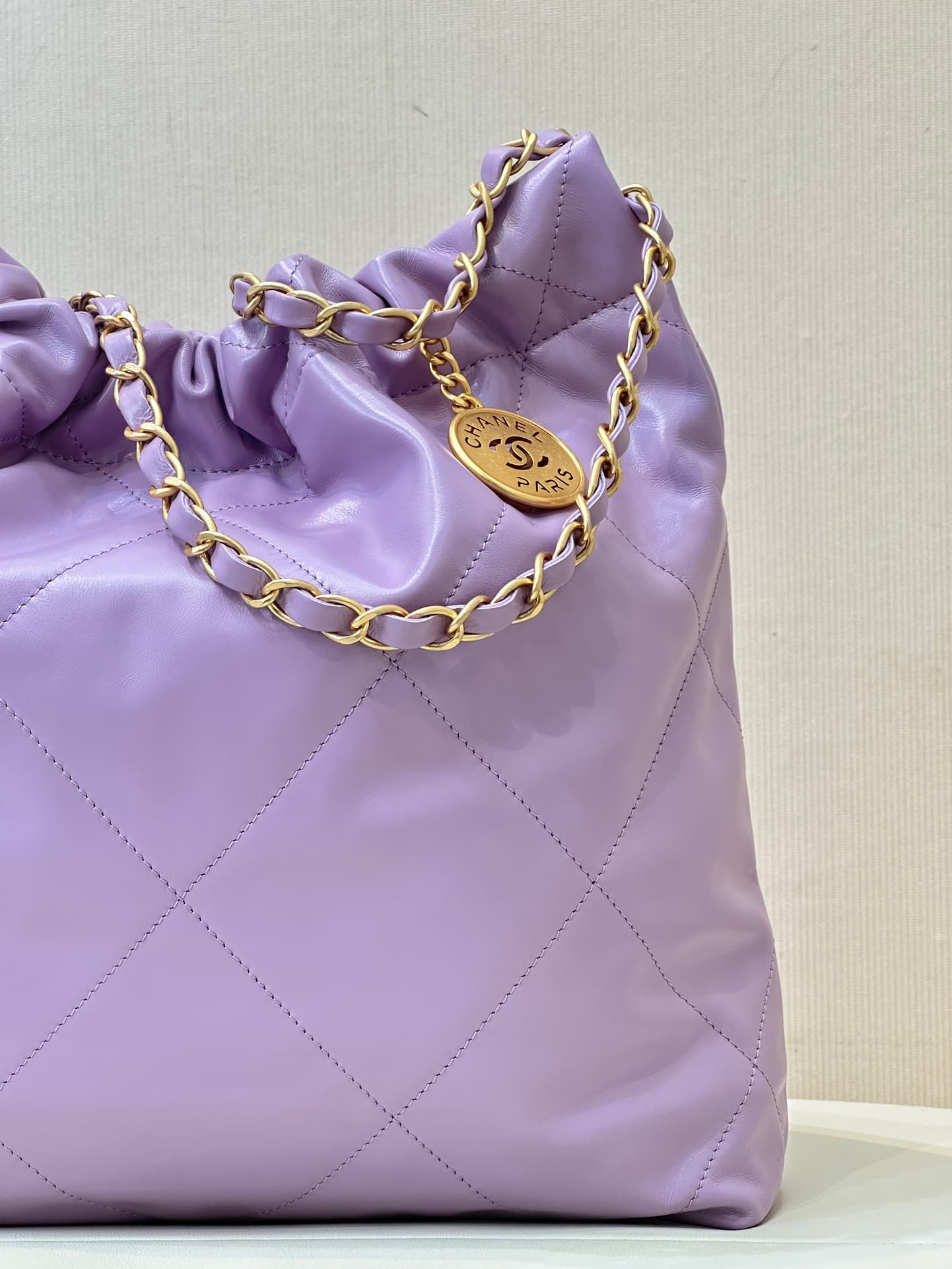 Chanel 22 Small handbag Shiny calfskin & Gold-tone metal AS3260 Purple TOP