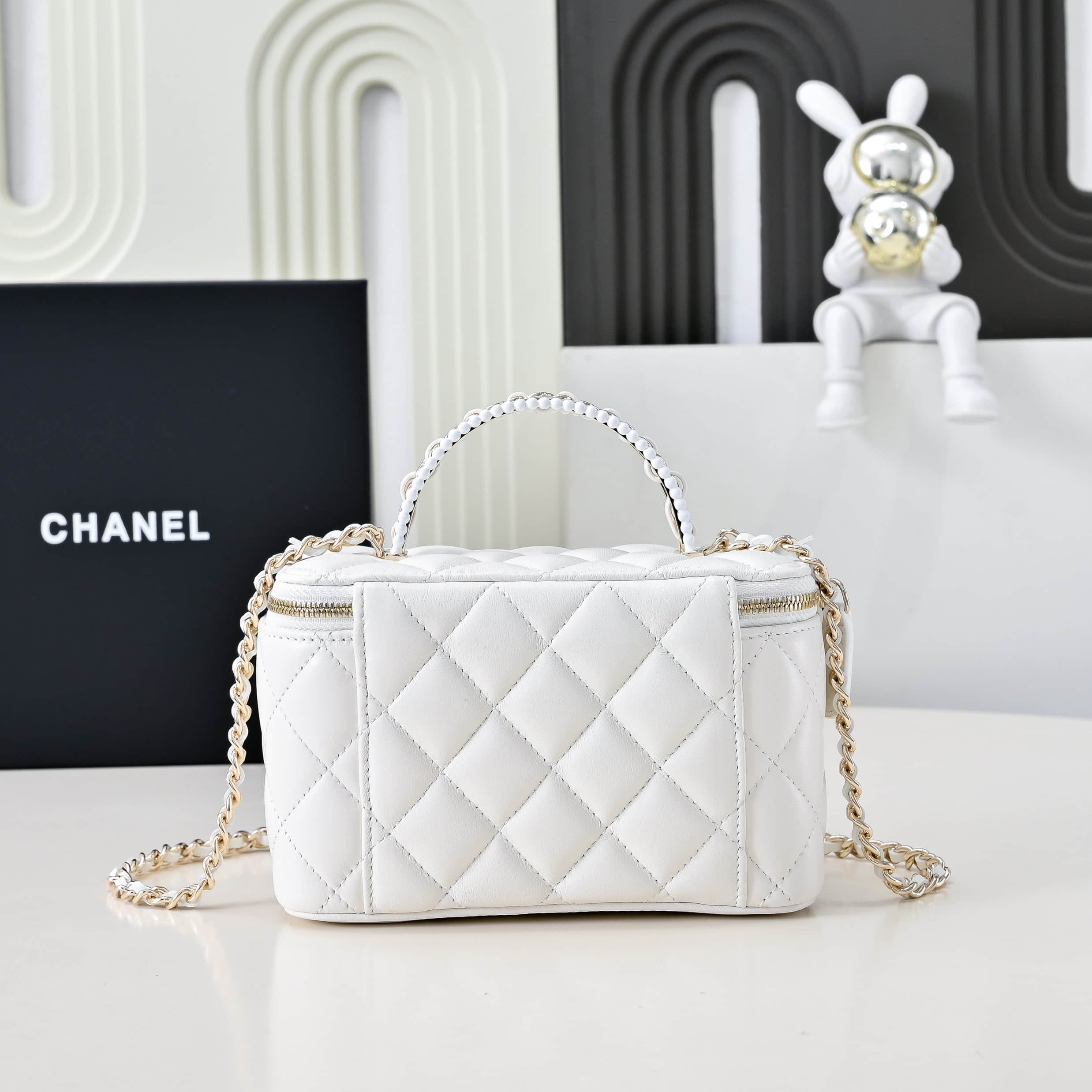 Chanel LONG VANITY WITH CHAIN Lambskin, Imitation Pearls & Gold-Tone Metal AP4452 White A