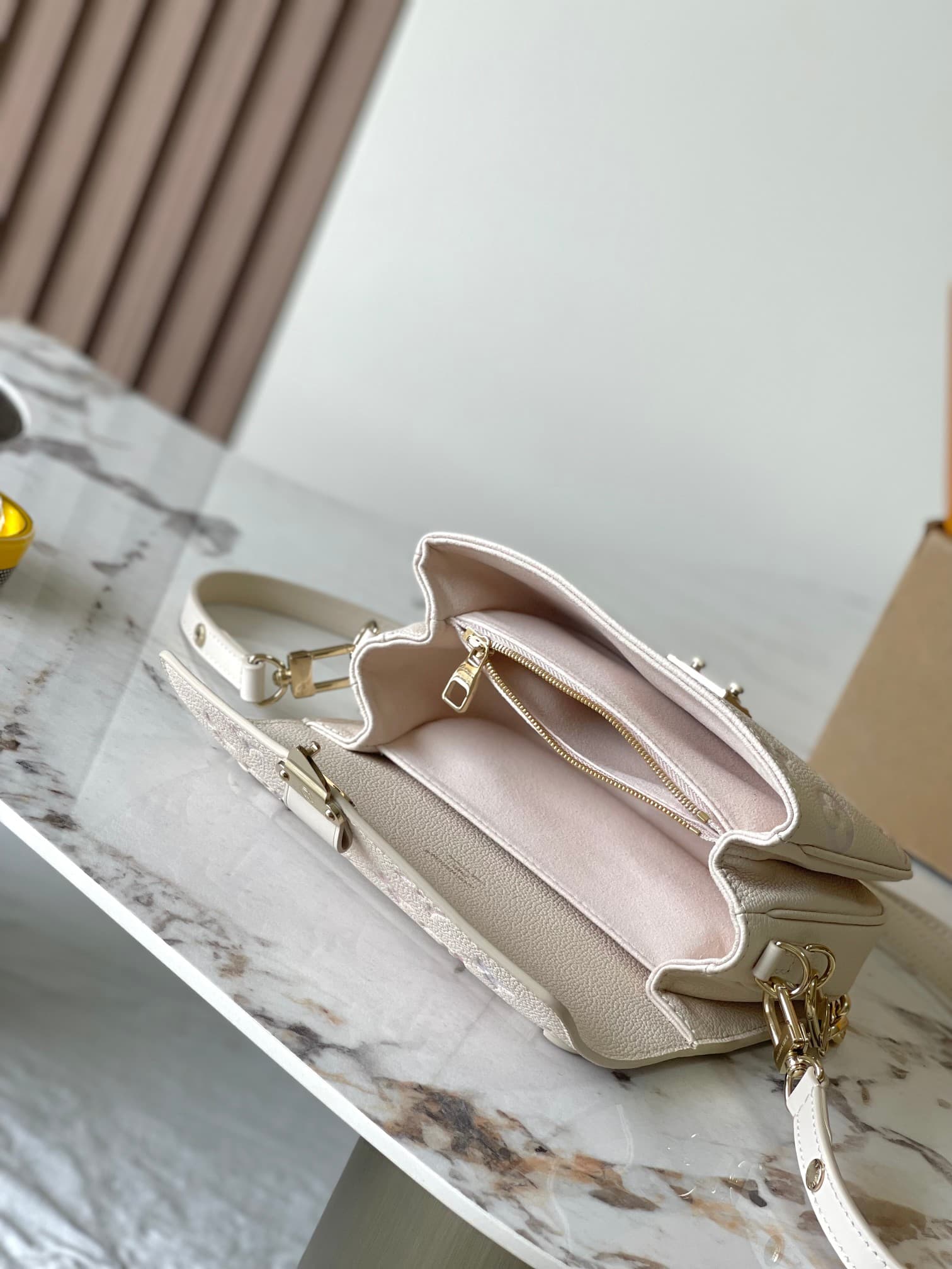 Louis Vuitton Pochette Métis East West Embossed grained cowhide leather M25682 Dream Cream TOP