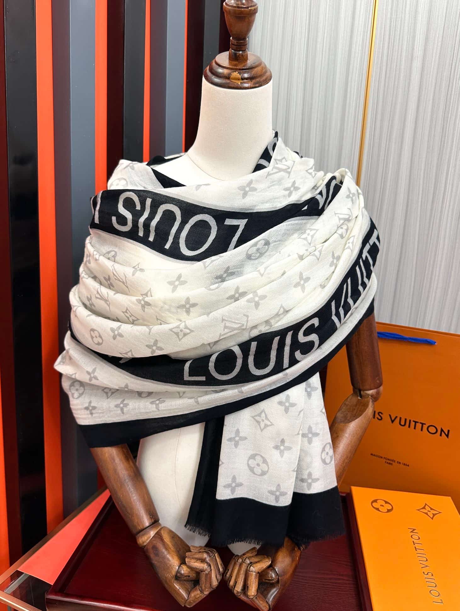 Louis Vuitton Monogram Blast scarf