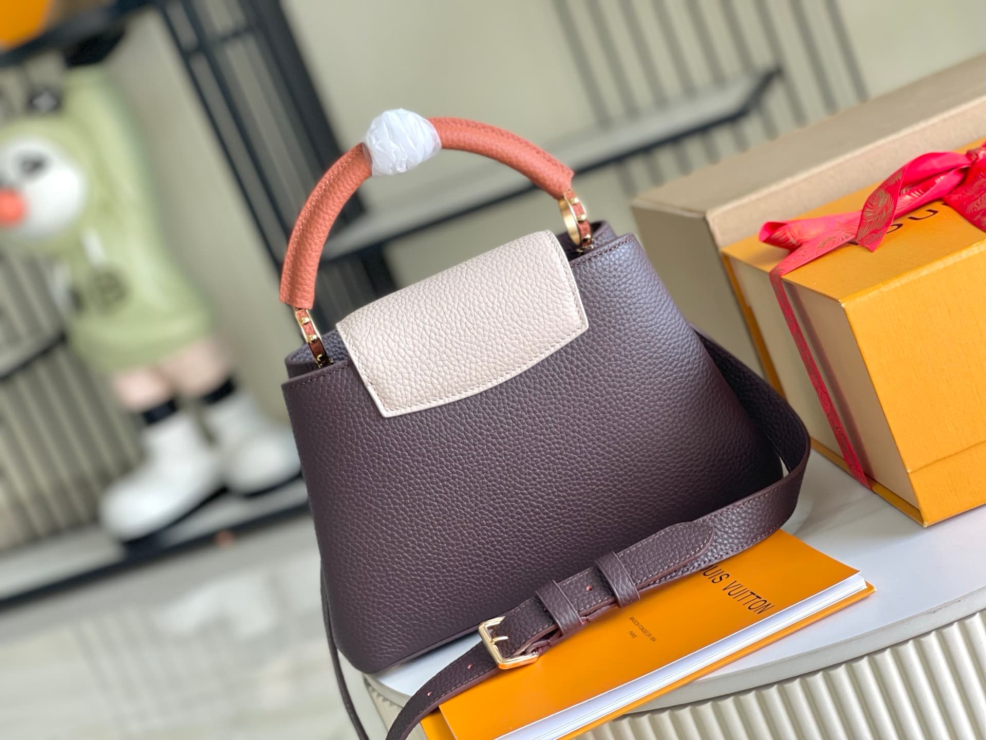 Louis Vuitton Capucines MM Taurillon leather M12952 Chocolate Brown/Quartz Pink/Beige/Tan Brown TOP