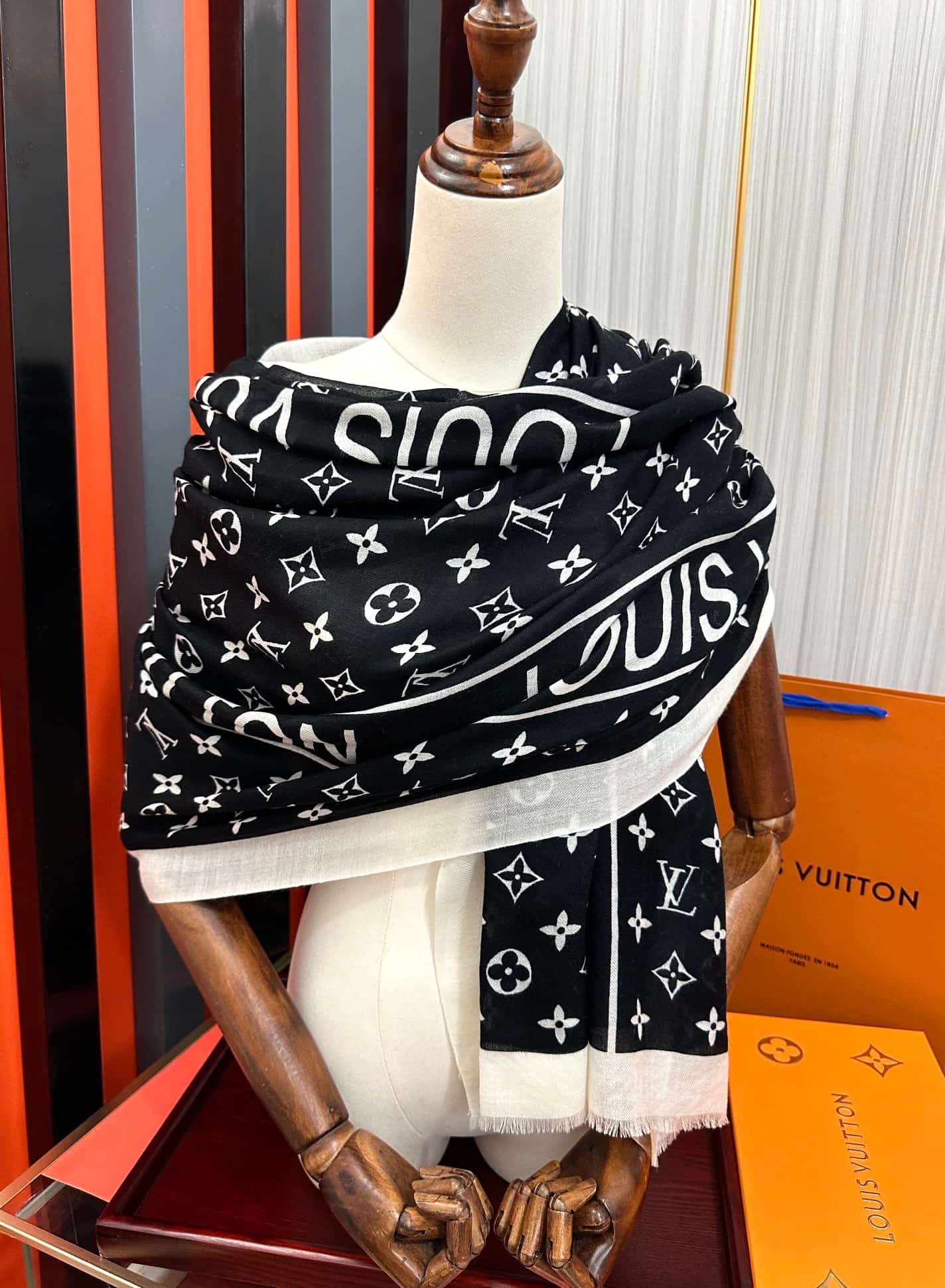Louis Vuitton Monogram Blast scarf
