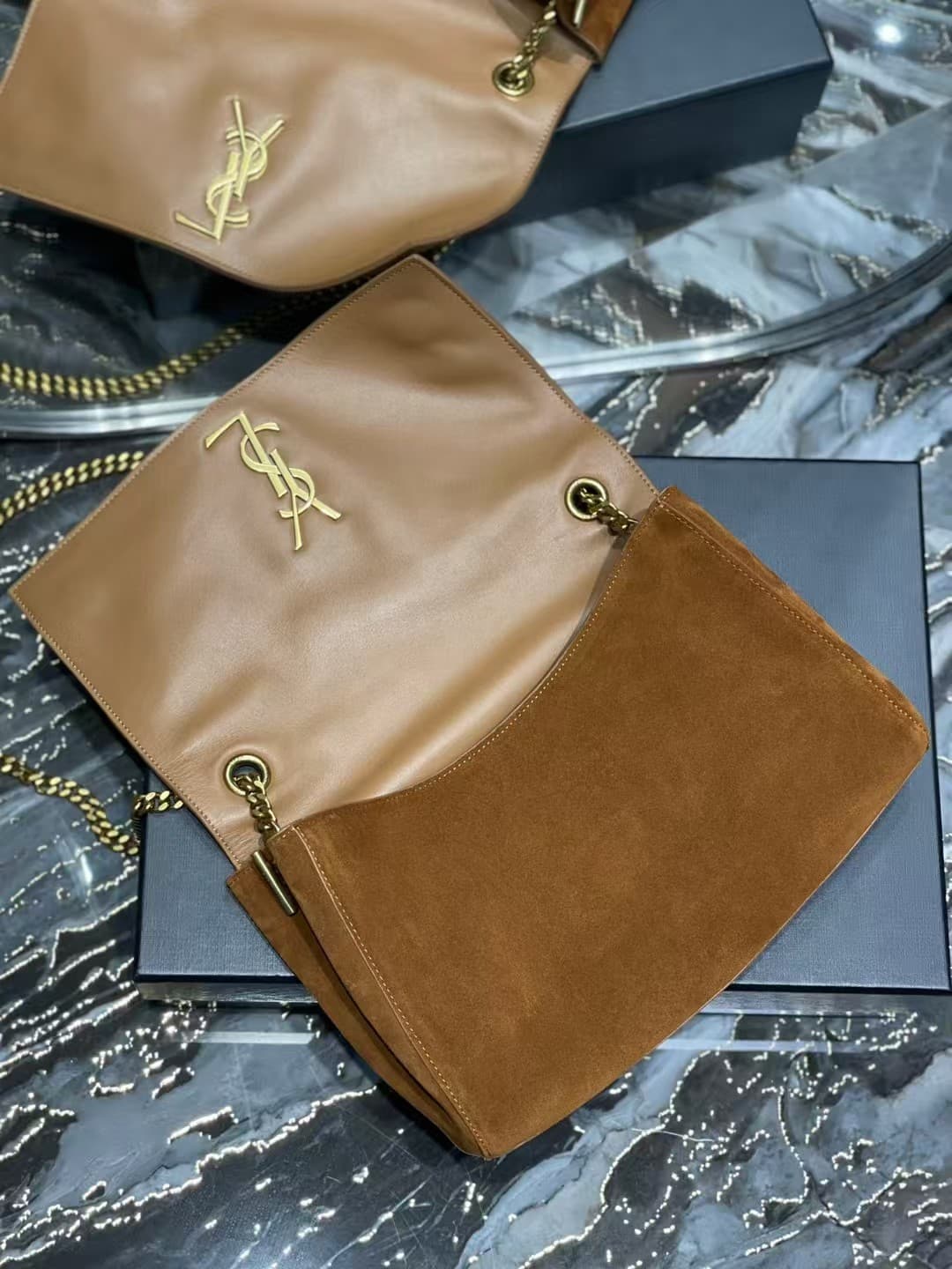 KATE MEDIUM REVERSIBLE IN SUEDE  High