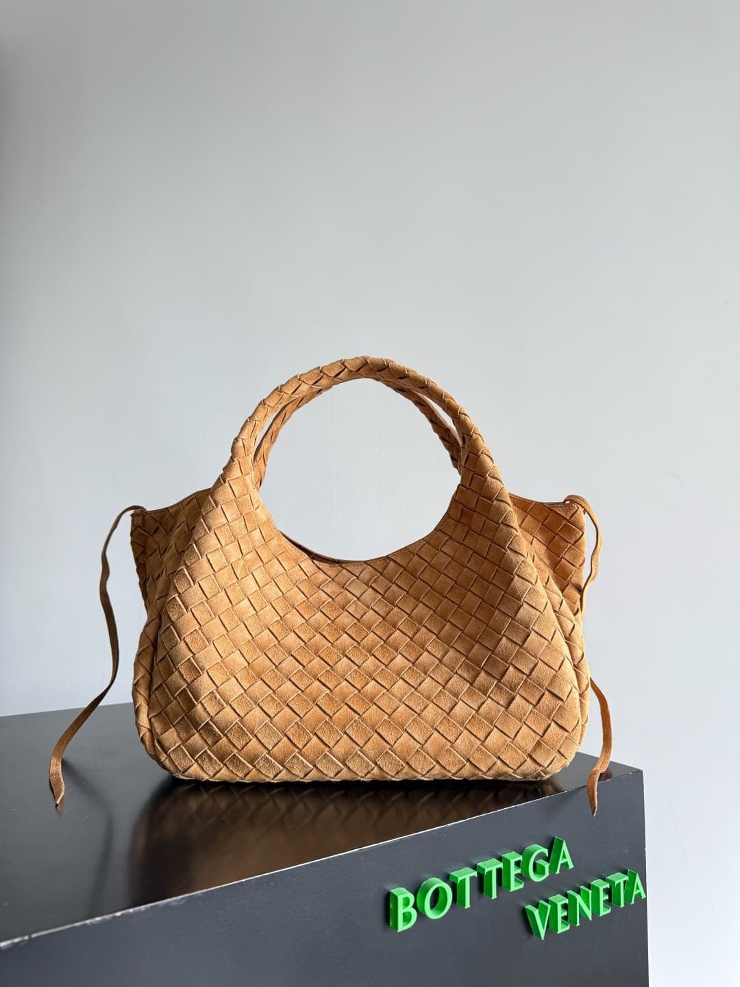 Bottega Veneta Medium Campana shoulder bag suede in Beige TOP