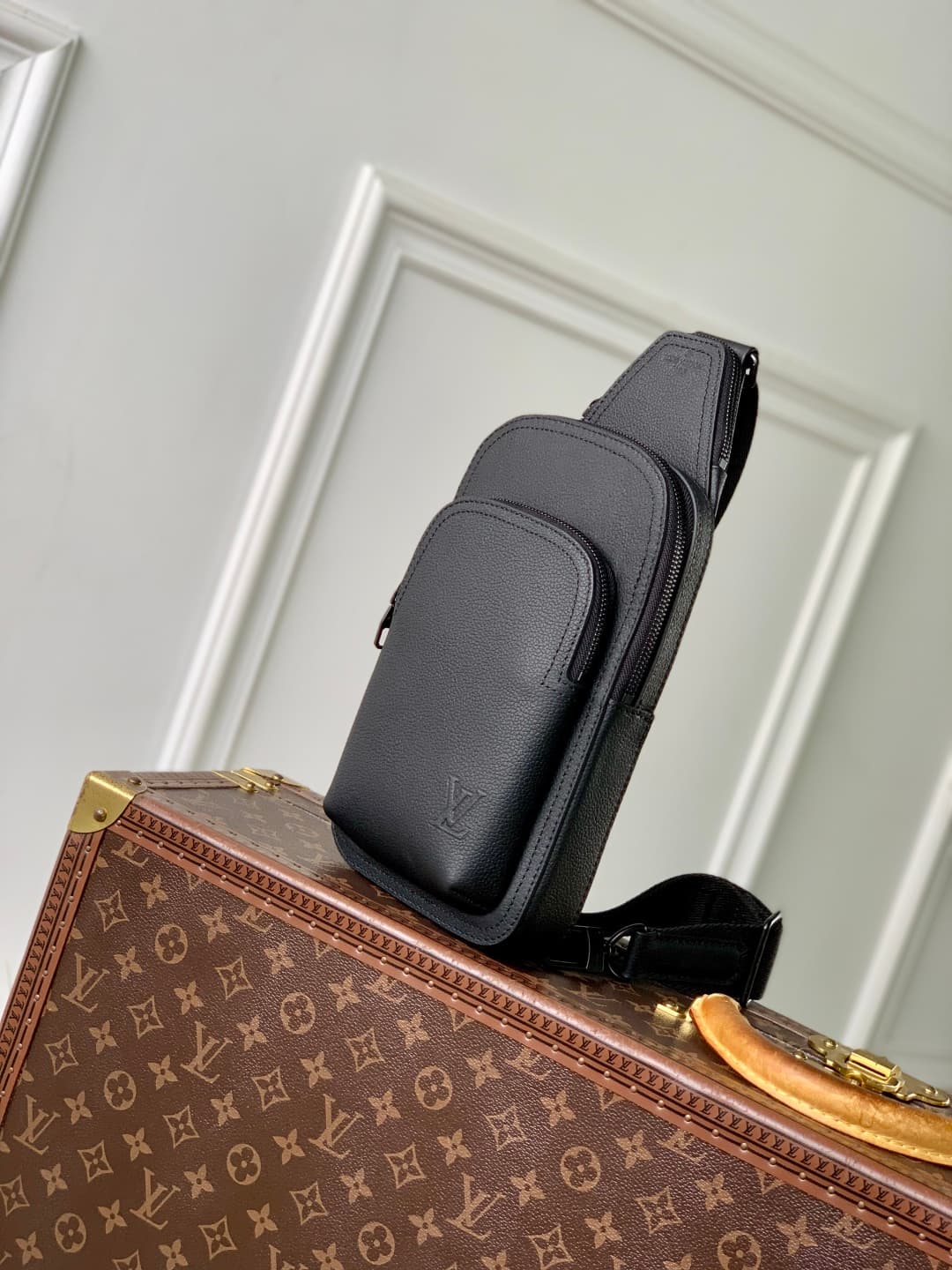 Louis Vuitton Avenue Slingbag PM  LV Aerogram Waxy calfskin M15255 Black High
