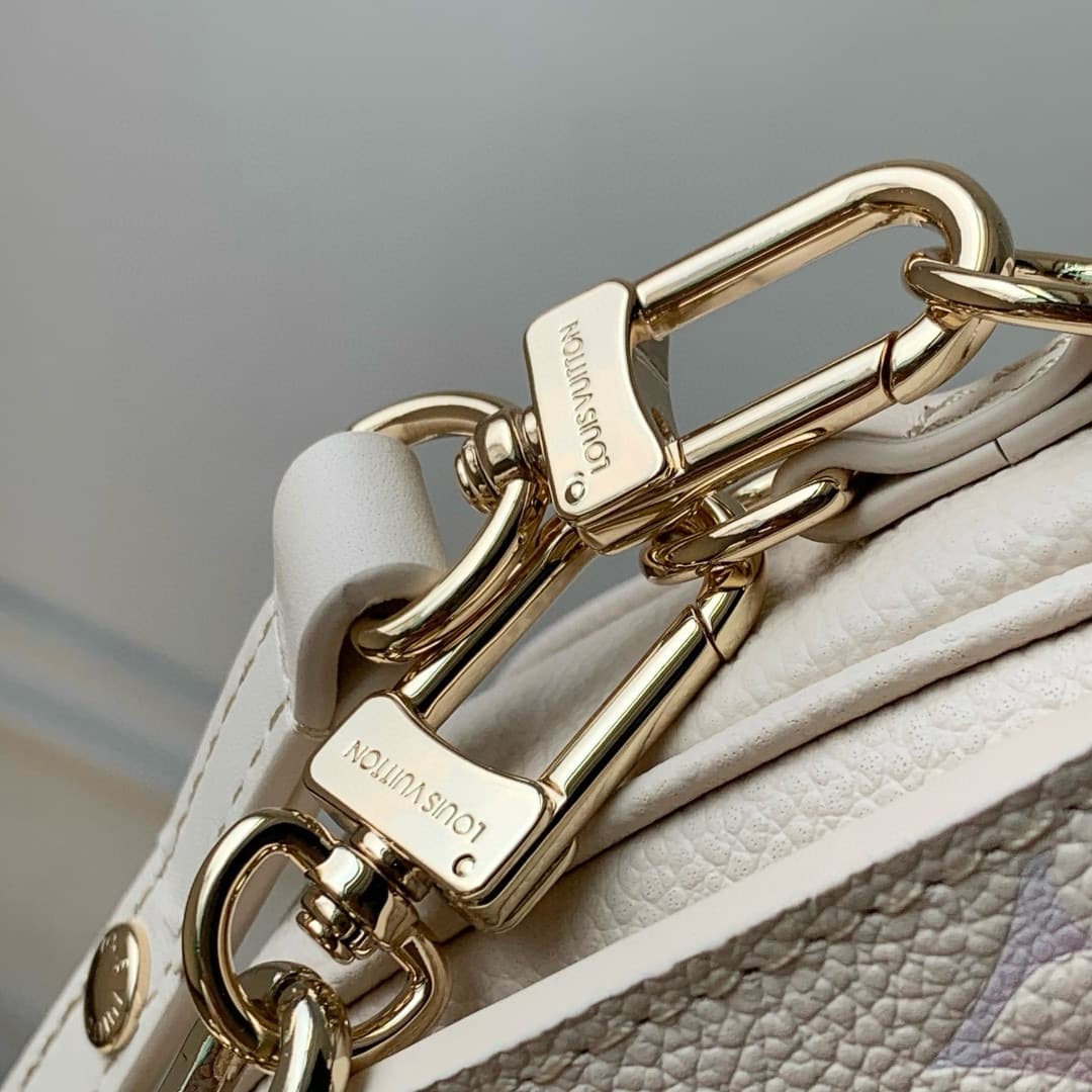 Louis Vuitton Pochette Métis East West Embossed grained cowhide leather M25682 Dream Cream High