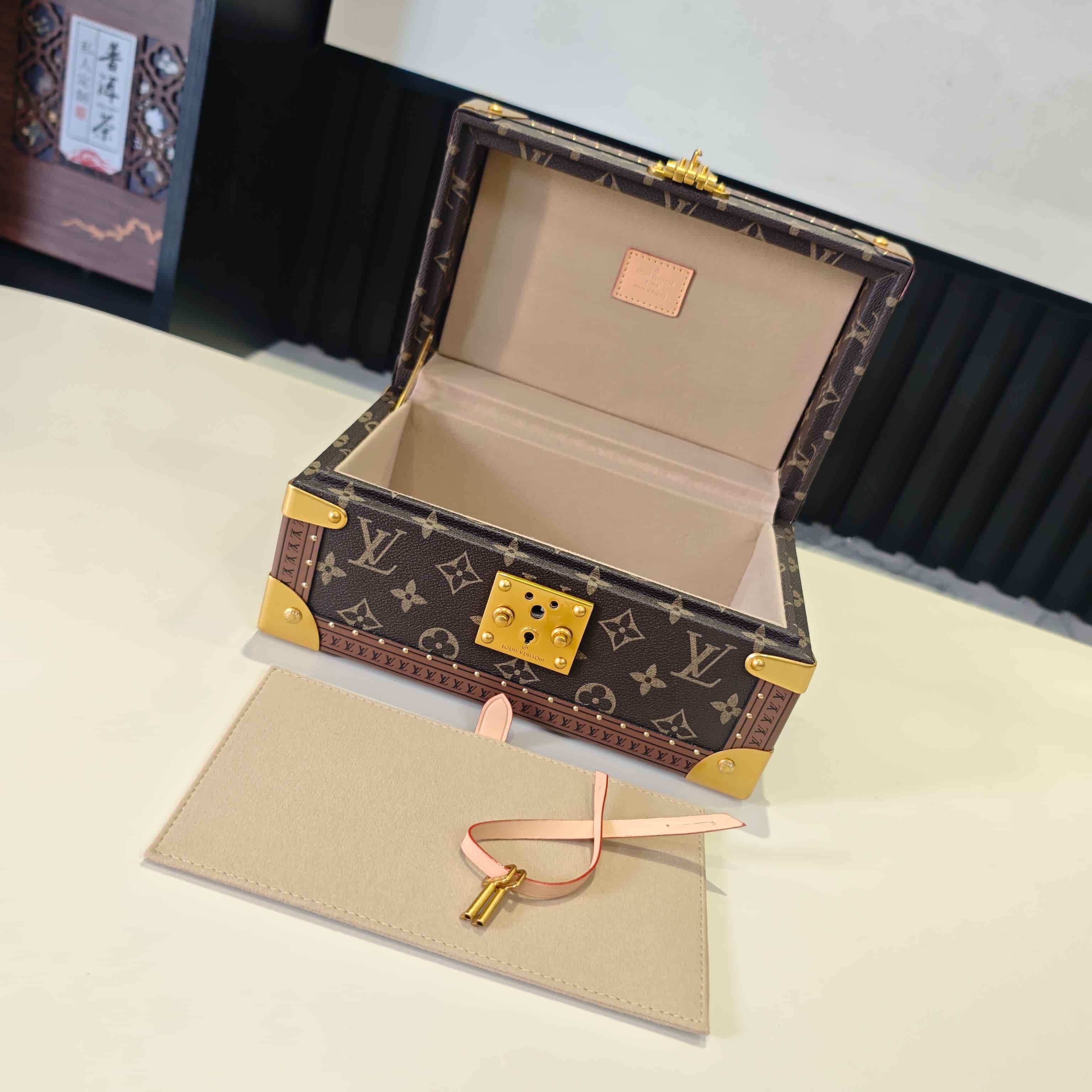 Louis Vuitton Coffret Trésor 24 Monogram canvas Crème M10139 High