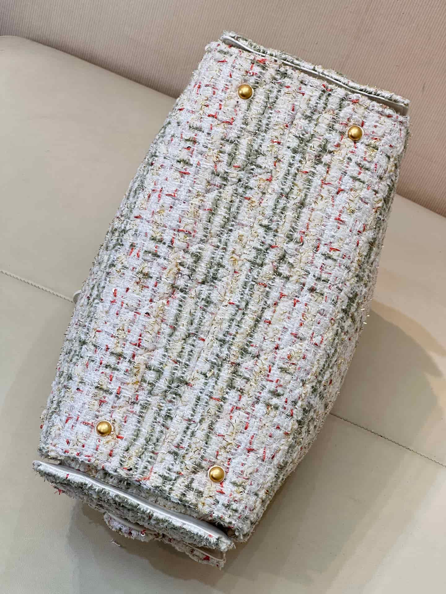 Chanel 25 Medium Hobo handbag AS5311 Wool Tweed & Gold-Tone Metal Ecru Khaki Gold & Red TOP