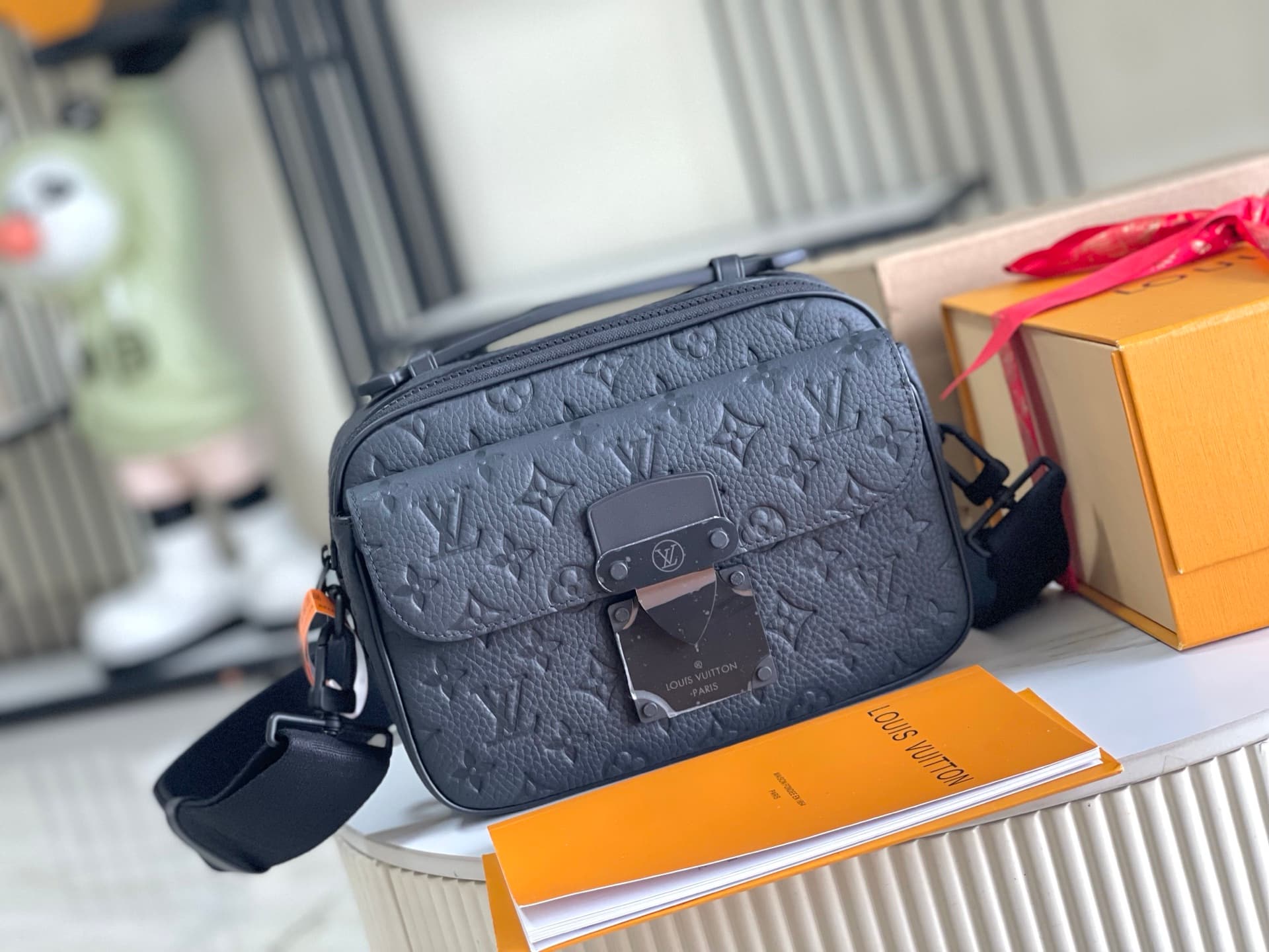 Louis Vuitton S Lock Messenger Monogram cowhide leather Black M58489 TOP