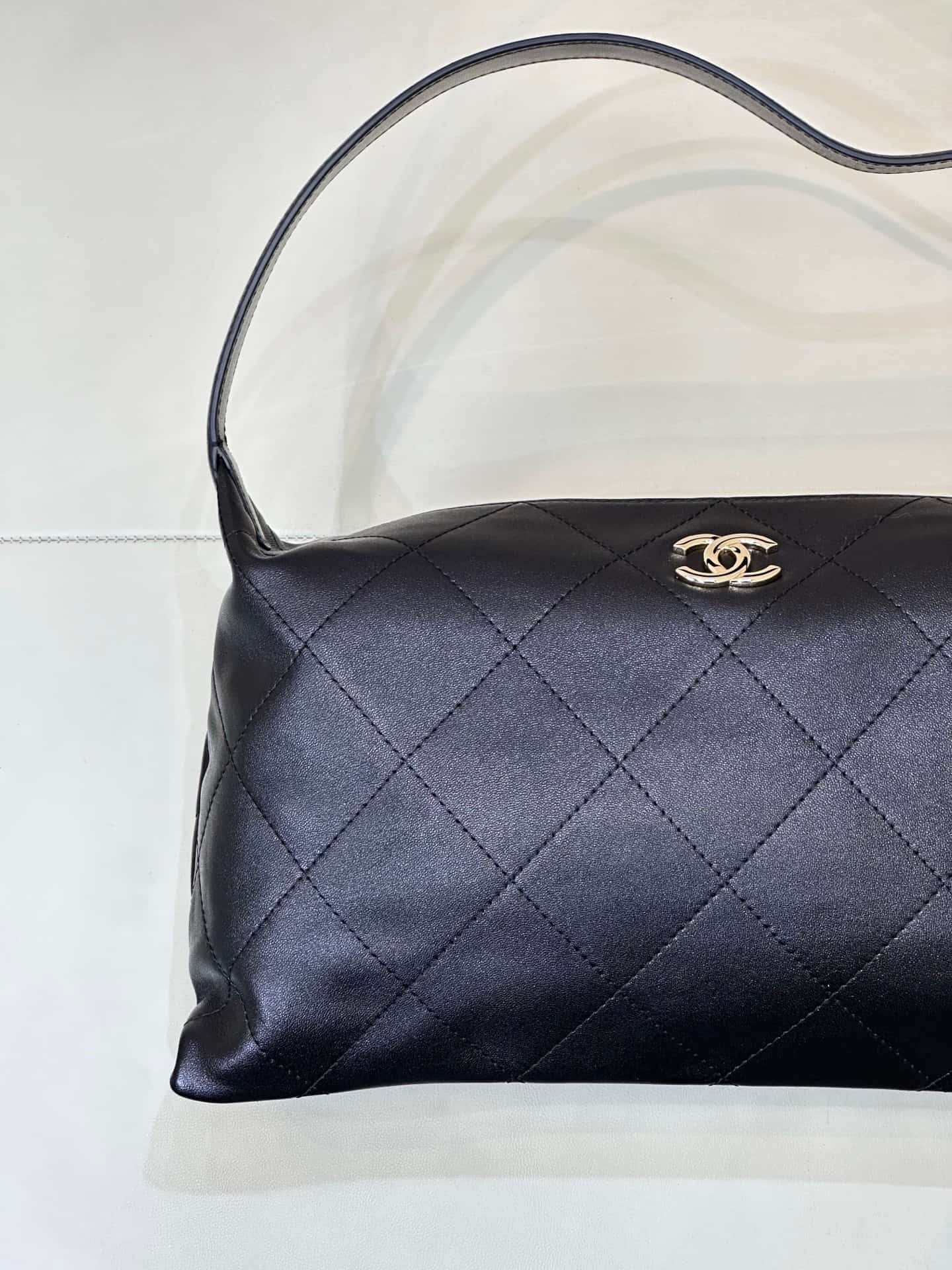 Chanel Maxi Hobo Bag Shiny Lambskin & Gold-Tone Metal AS6139 Black TOP
