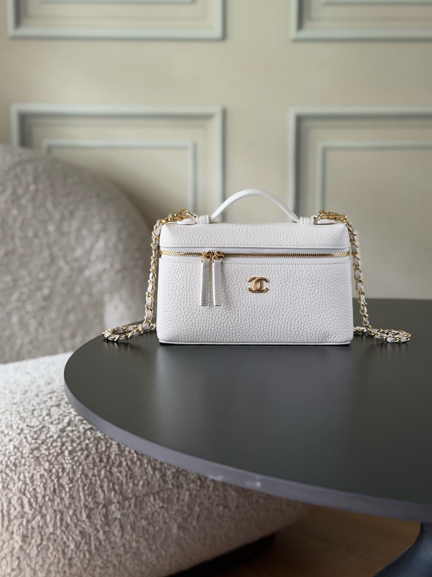 Chanel Small Vanity with chain Grained Calfskin & Gold-Tone Metal White AS5346 A