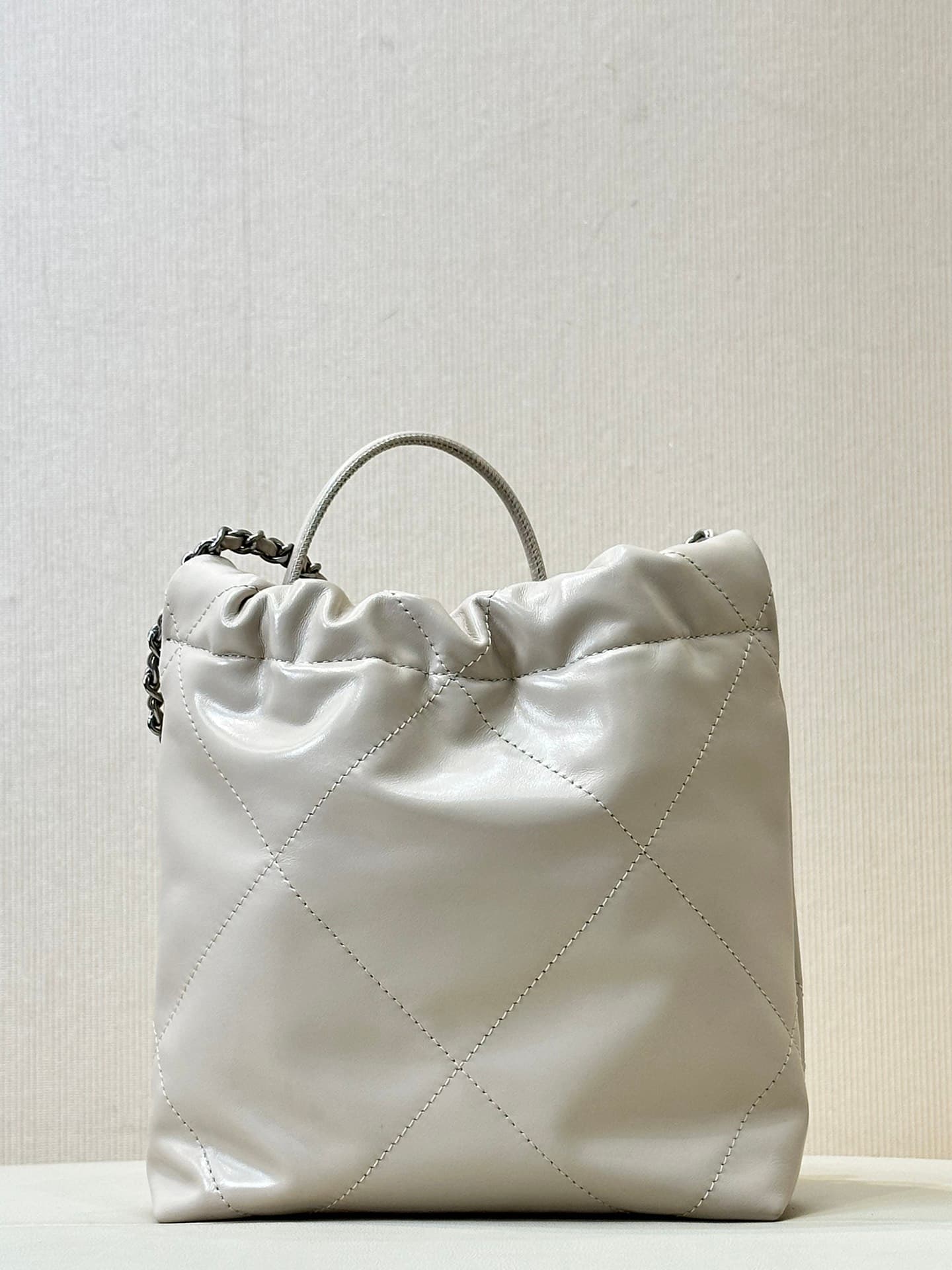 Chanel 22 MINI HANDBAG Shiny Calfskin White & Silver-Tone Metal AS3980 TOP