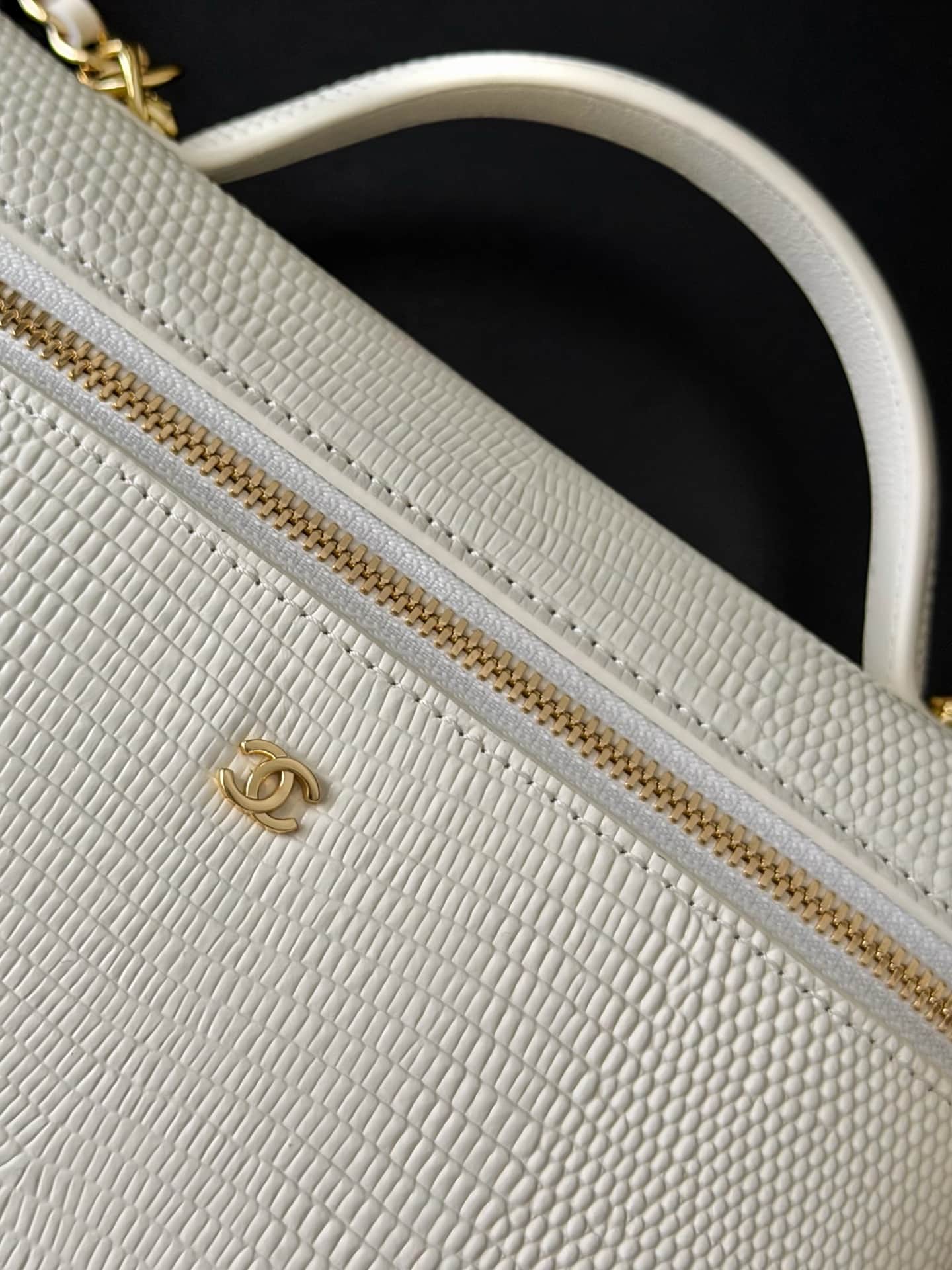 Chanel Small Vanity with chain Lizard Embossed Calfskin & Gold-Tone Metal White AS5346 A