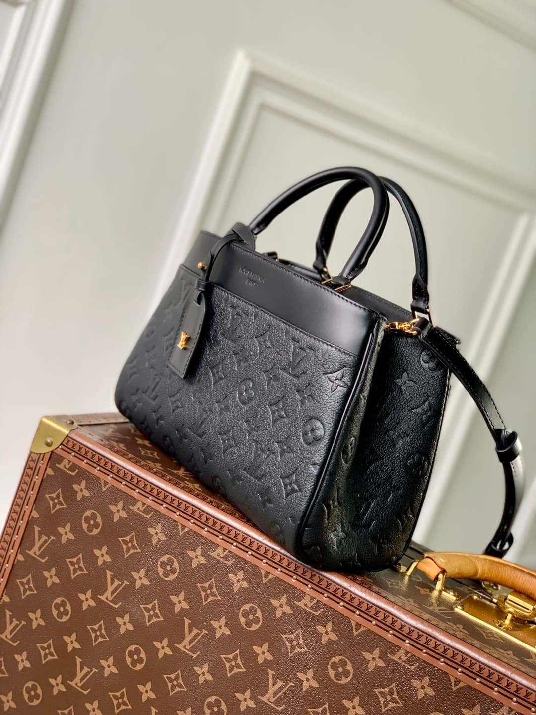 Louis Vuitton Avenue PM Cowhide leather M25577 Black High