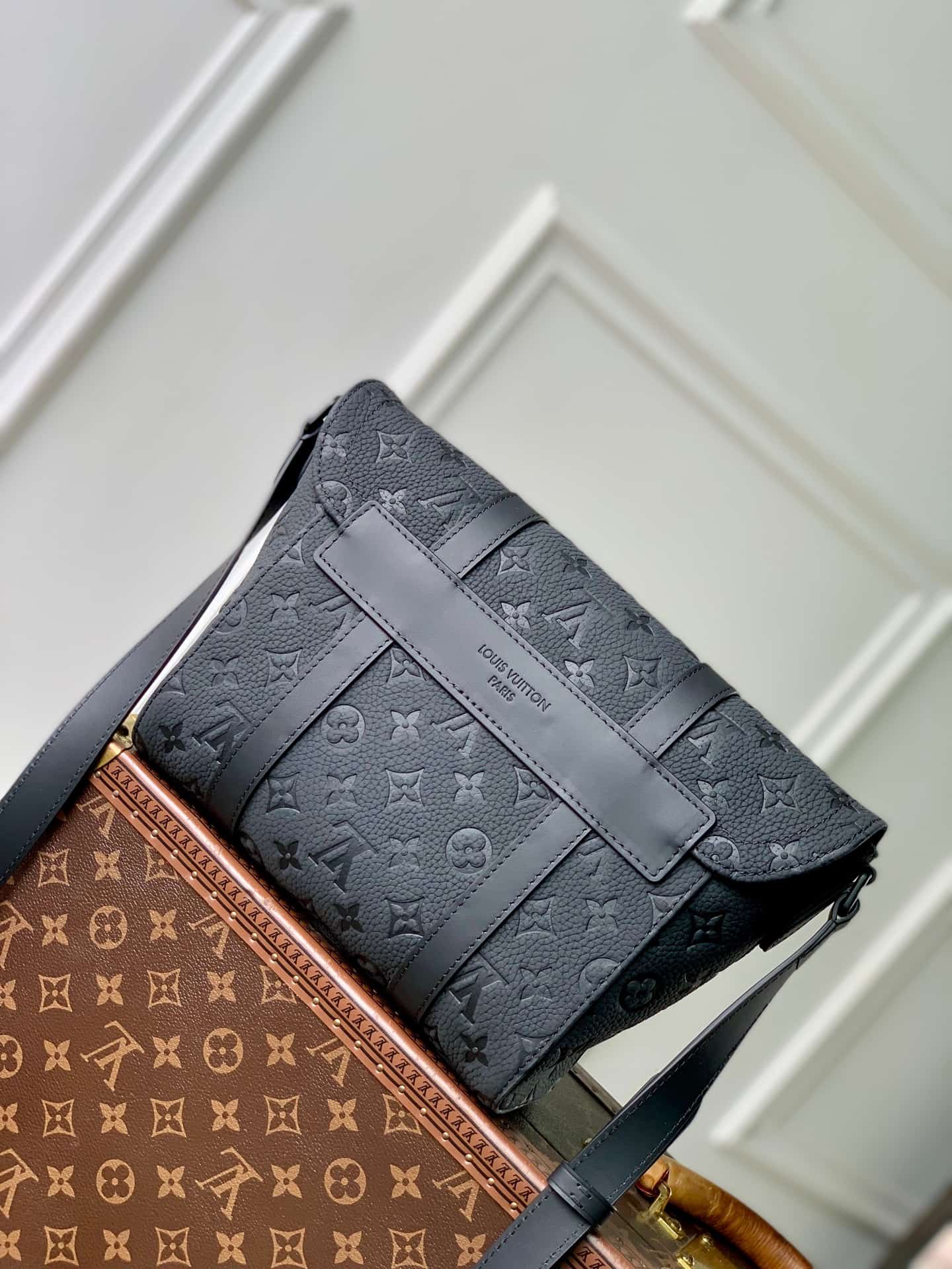 Louis Vuitton Christopher Messenger Taurillon Monogram cowhide leather M28324 High