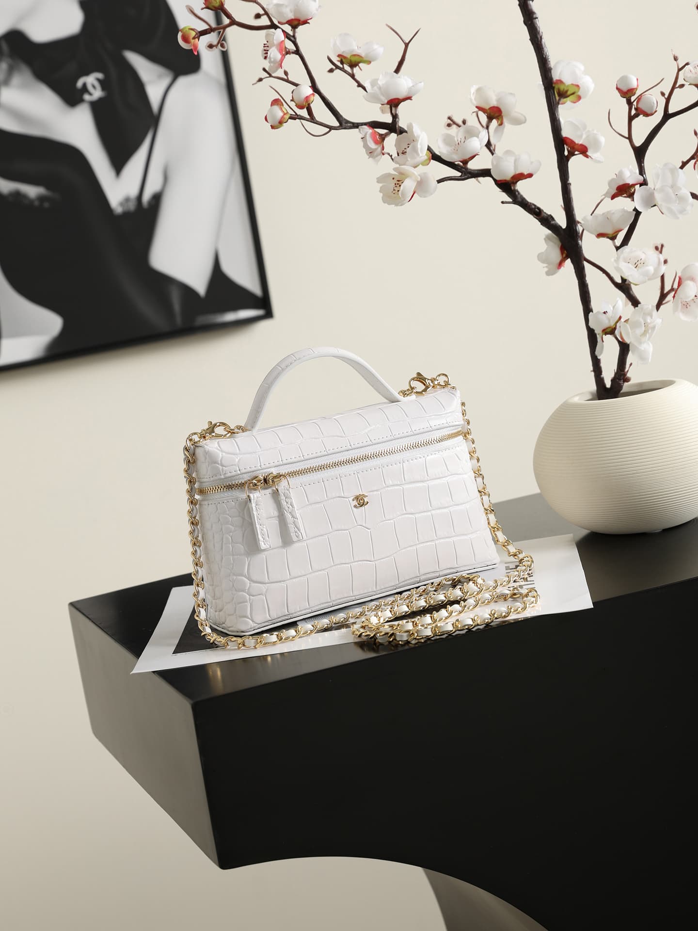 Chanel Vanity with Chain Crocodile-embossed leather& Gold-Tone Metal White AP5195 A