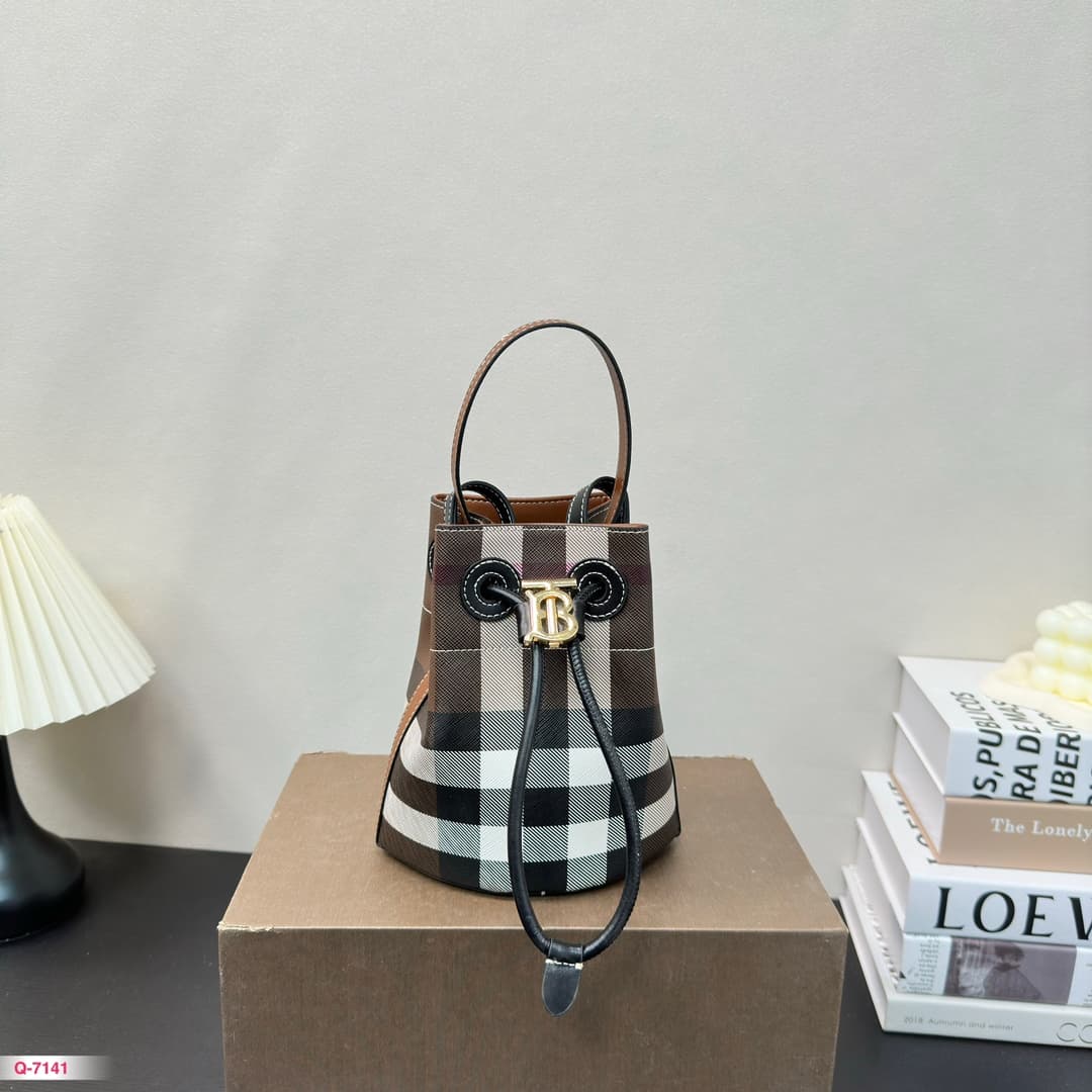 Burberry TB Bucket Bag in Dark birch brown
