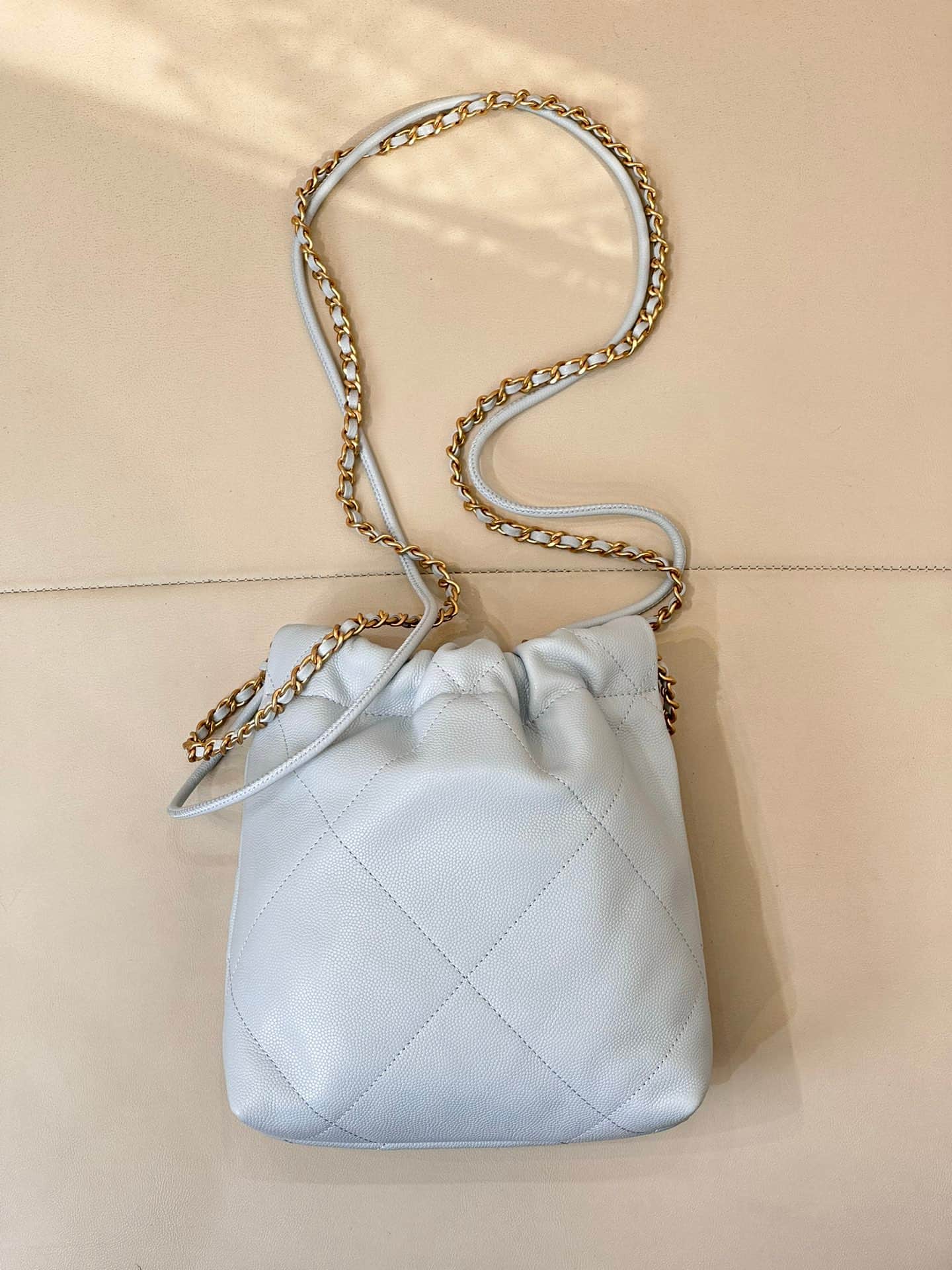 Chanel 22 MINI HANDBAG Shiny Calfskin Light Blue & Gold-Tone Metal AS3980 TOP