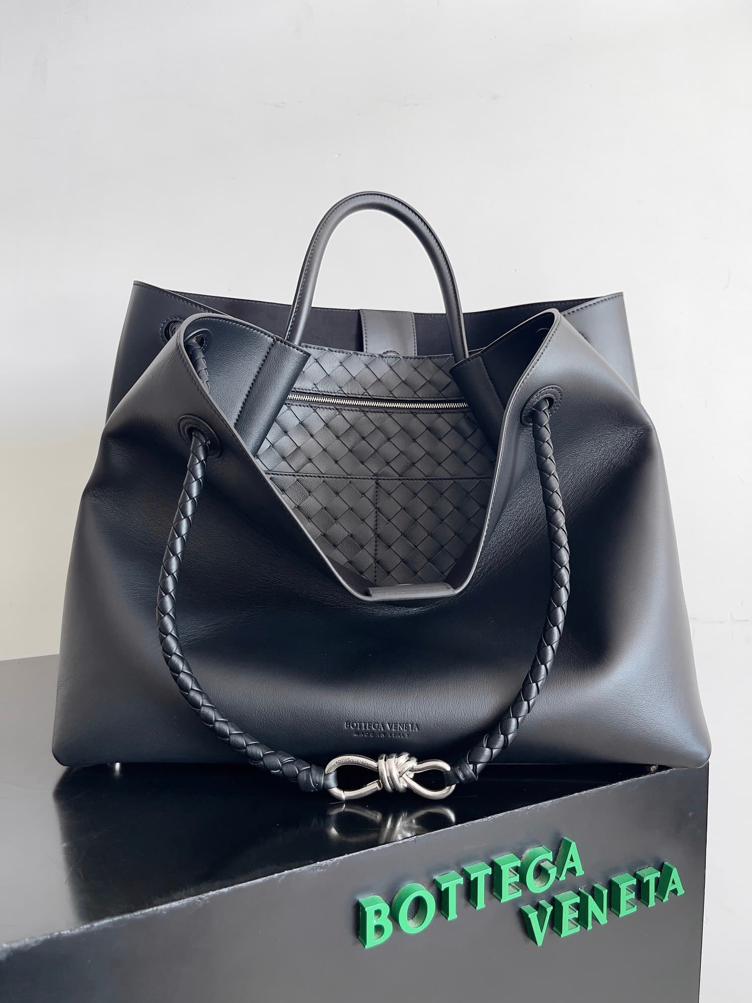 BV Andiamo Large tote bag in black calfskin leather TOP