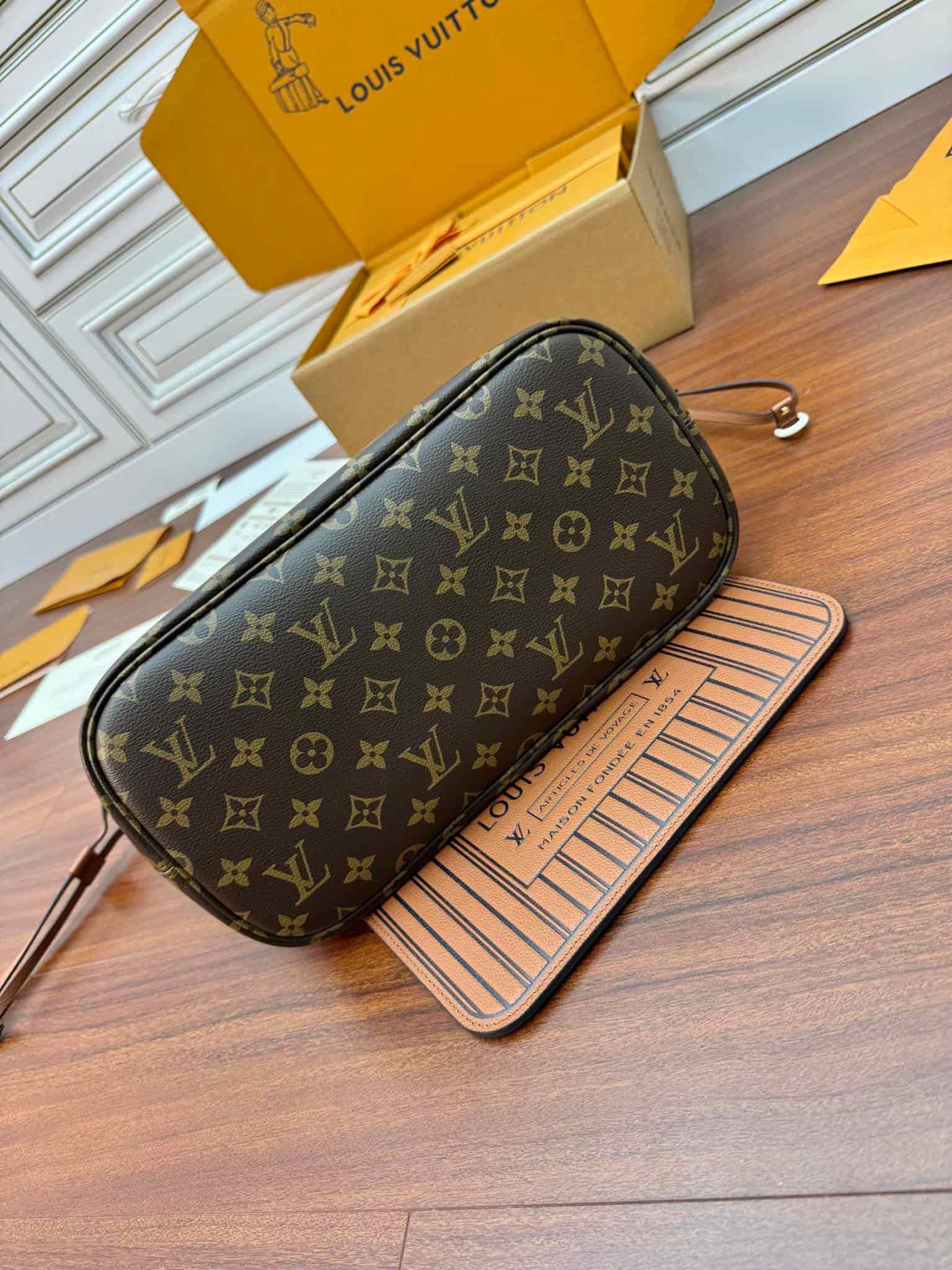 Louis Vuitton Neverfull Inside Out MM Tan Cowhide Leather/Monogram Coated Canvas M12061 TOP