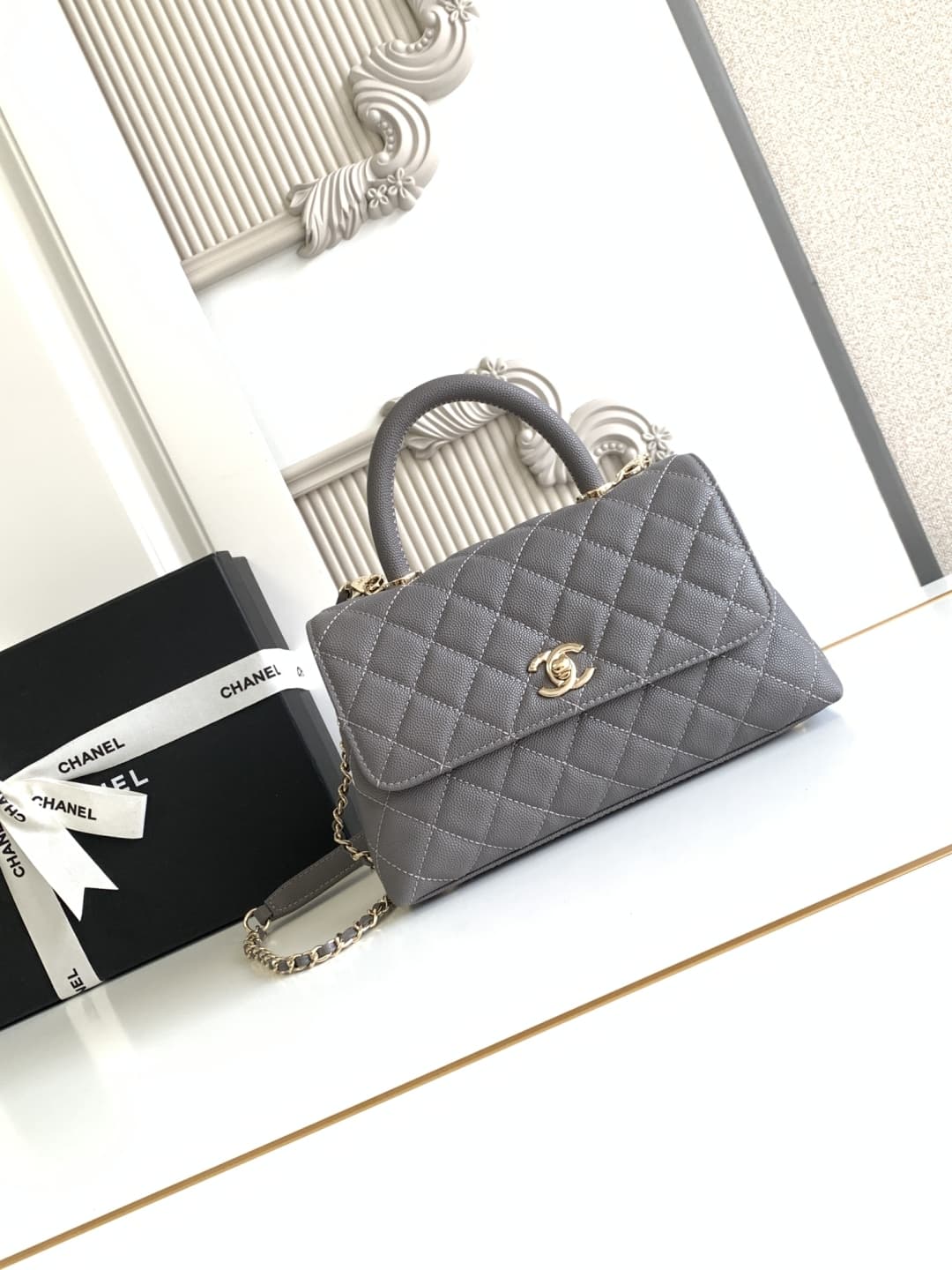 FLAP BAG WITH TOP HANDLE Grained Calfskin & Gold-Tone Metal A92990 Grey Binding A