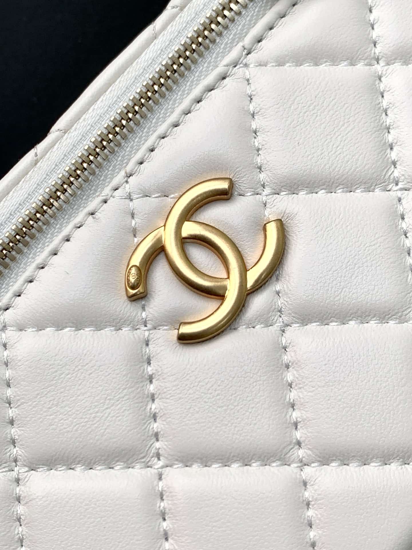Chanel Vanity with Chain AP3940 Lambskin & Gold Metal White A