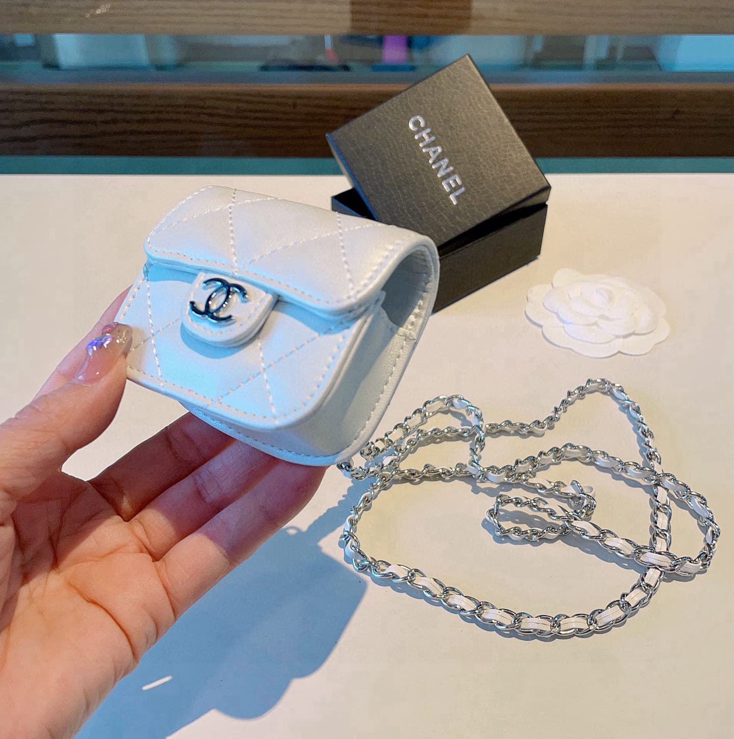 CHANEL classic diamond-pattern universal headphone bag