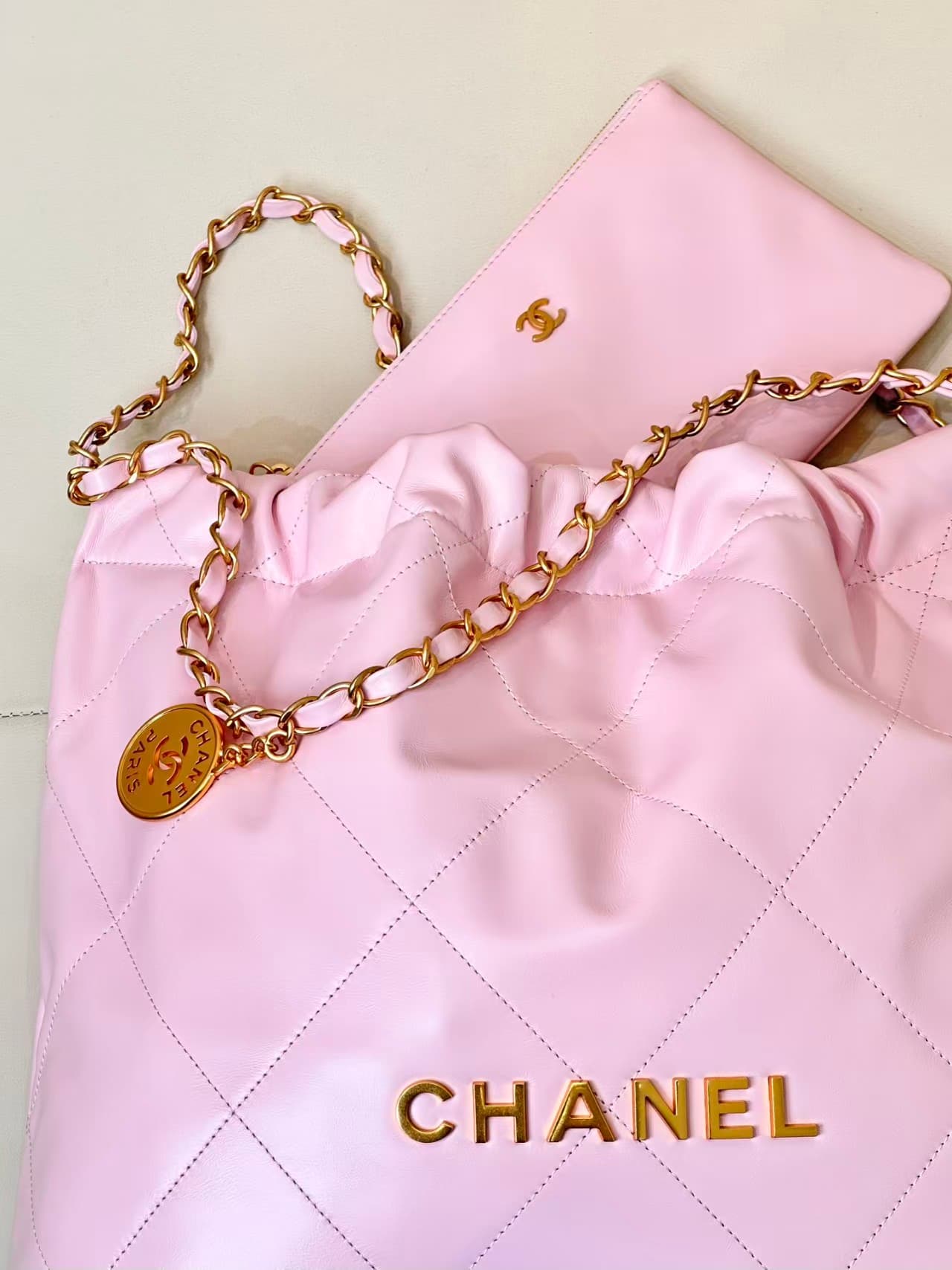 Chanel 22 MEDIUM HANDBAG Shiny calfskin & gold-tone metal AS3261 Pink TOP