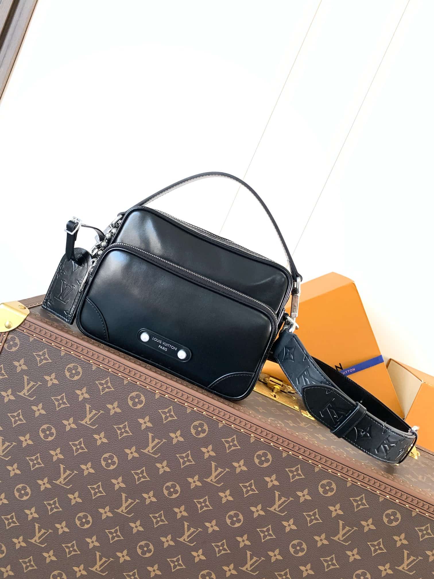 Louis Vuitton Nil Black Calf leather M13987 High
