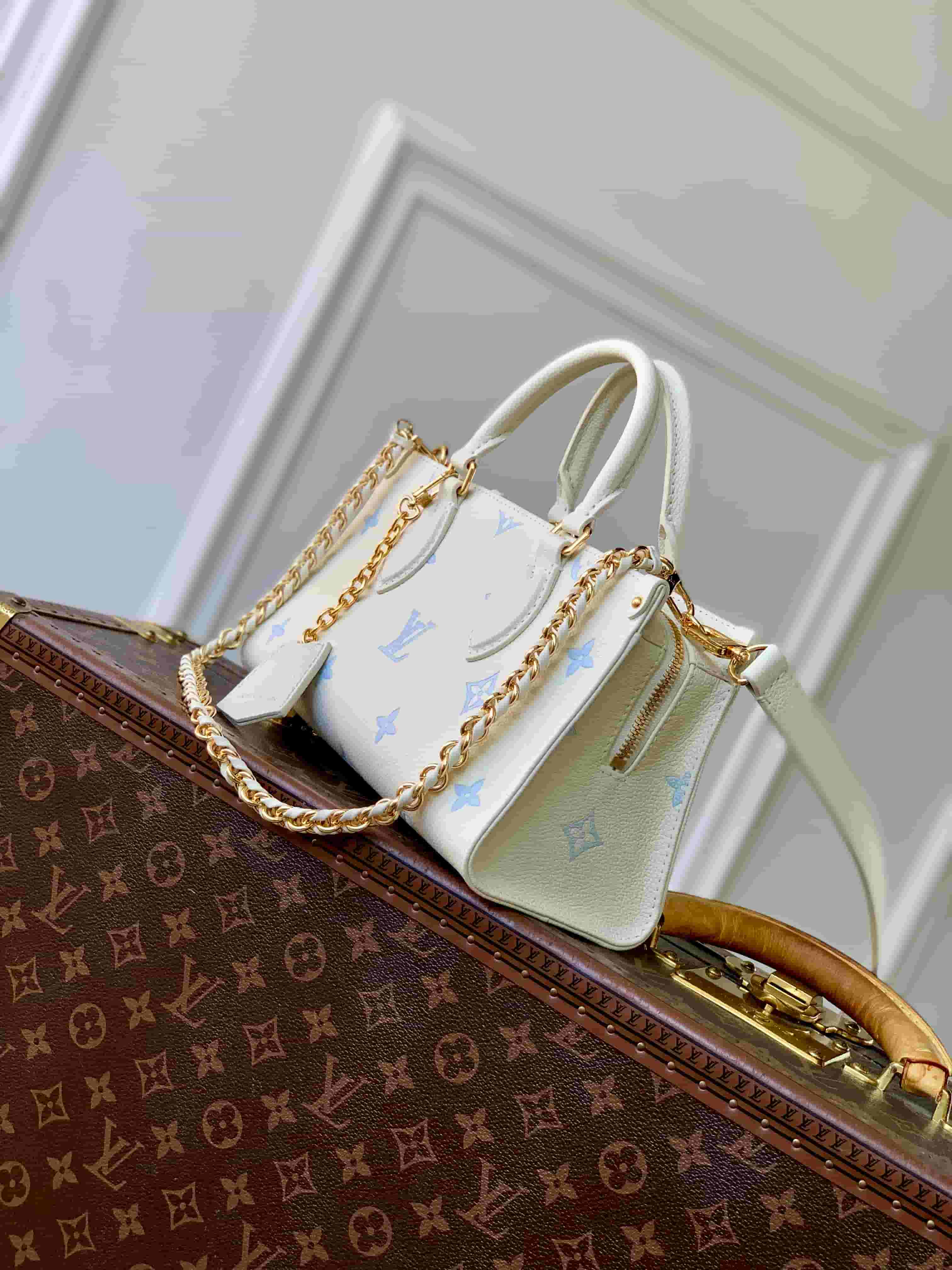 Louis Vuitton OnTheGo East West Milky White/Blue Cowhide leather M27577 High