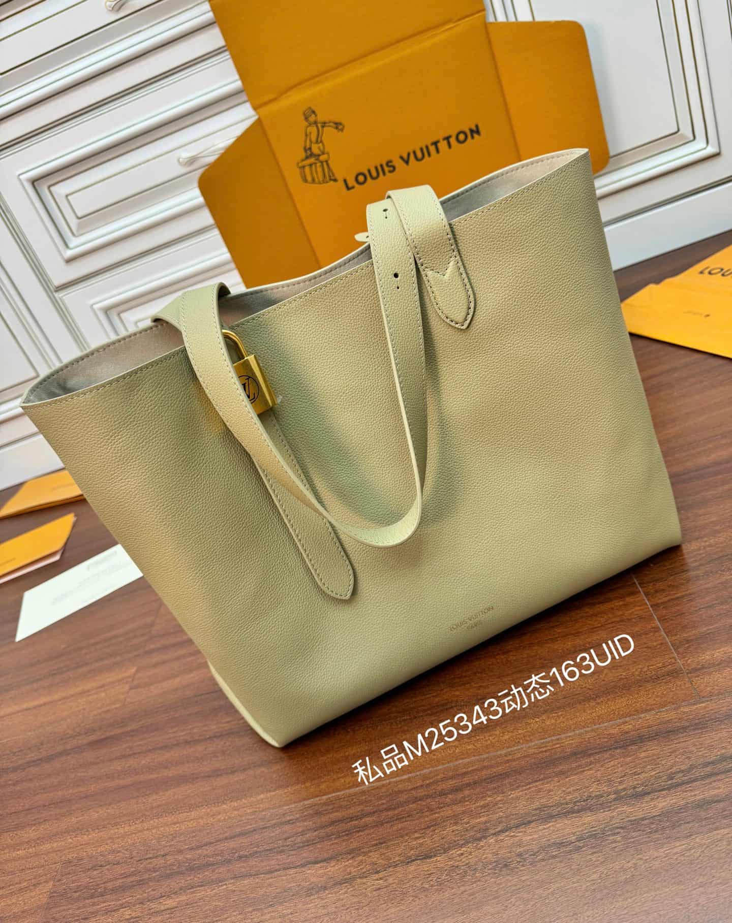 Louis Vuitton Low Key Cabas MM Clay Green Grained calfskin M25343 TOP