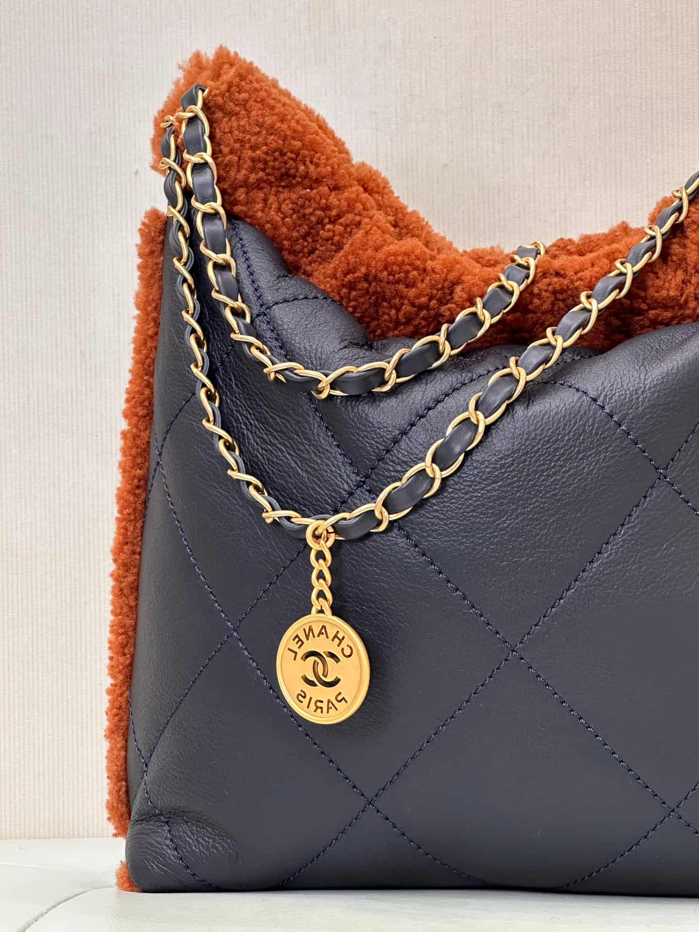 Chanel 22 Small handbag Shiny Calfskin Shearling & Gold-tone metal AS3260 Black with Brown TOP