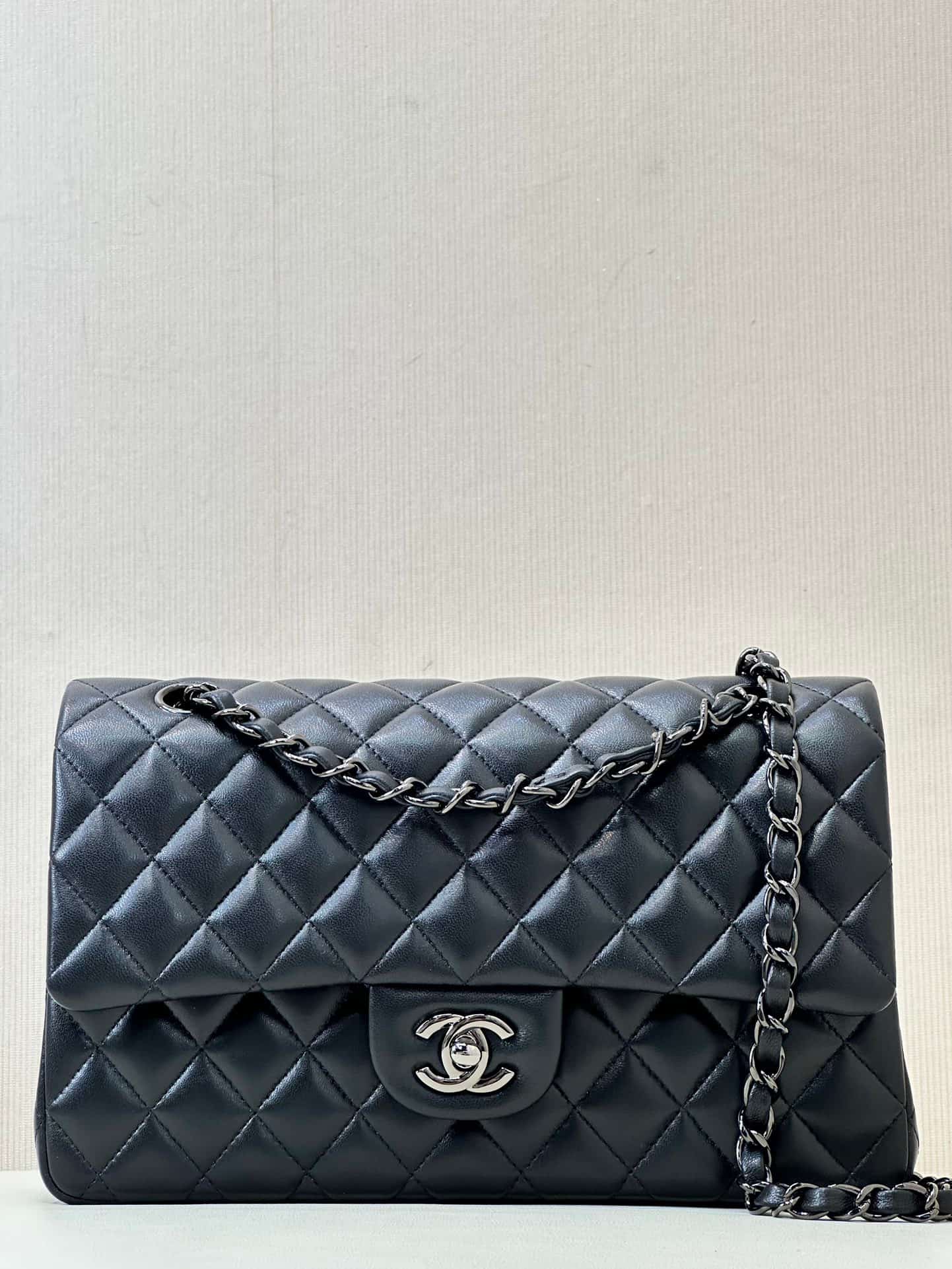 Chanel Medium CLASSIC HANDBAG Lambskin Black Silver Metal TOP