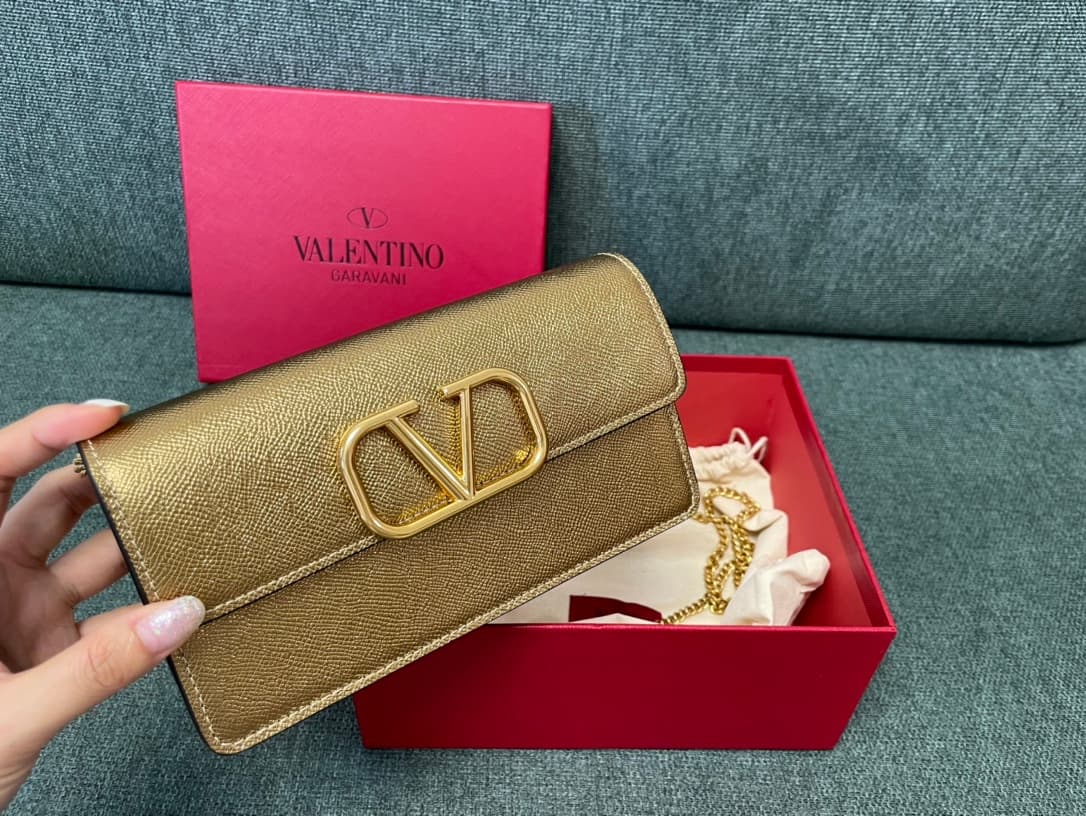 Valentino Garavani VLogo signature wallet on chain bag Grainy Calfskin Gold High